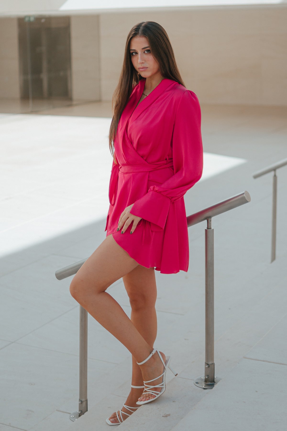 Vestido Margherita Mazzei silk wrap fucsia sobre maniquí en vista lateral mostrando pliegues fluidos y diseño envolvente
