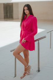 Vestido Margherita Mazzei silk wrap fucsia sobre maniquí en vista lateral mostrando pliegues fluidos y diseño envolvente