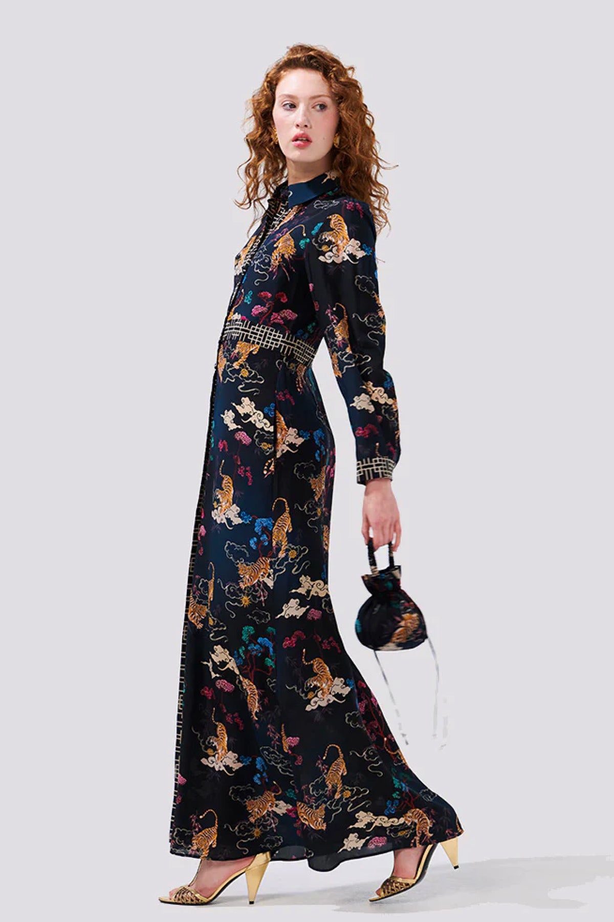 Vista lateral del silk maxi shirt Courageous Tiger de Hayley Menzies en modelo, mostrando caída fluida y estampado animal sofisticado