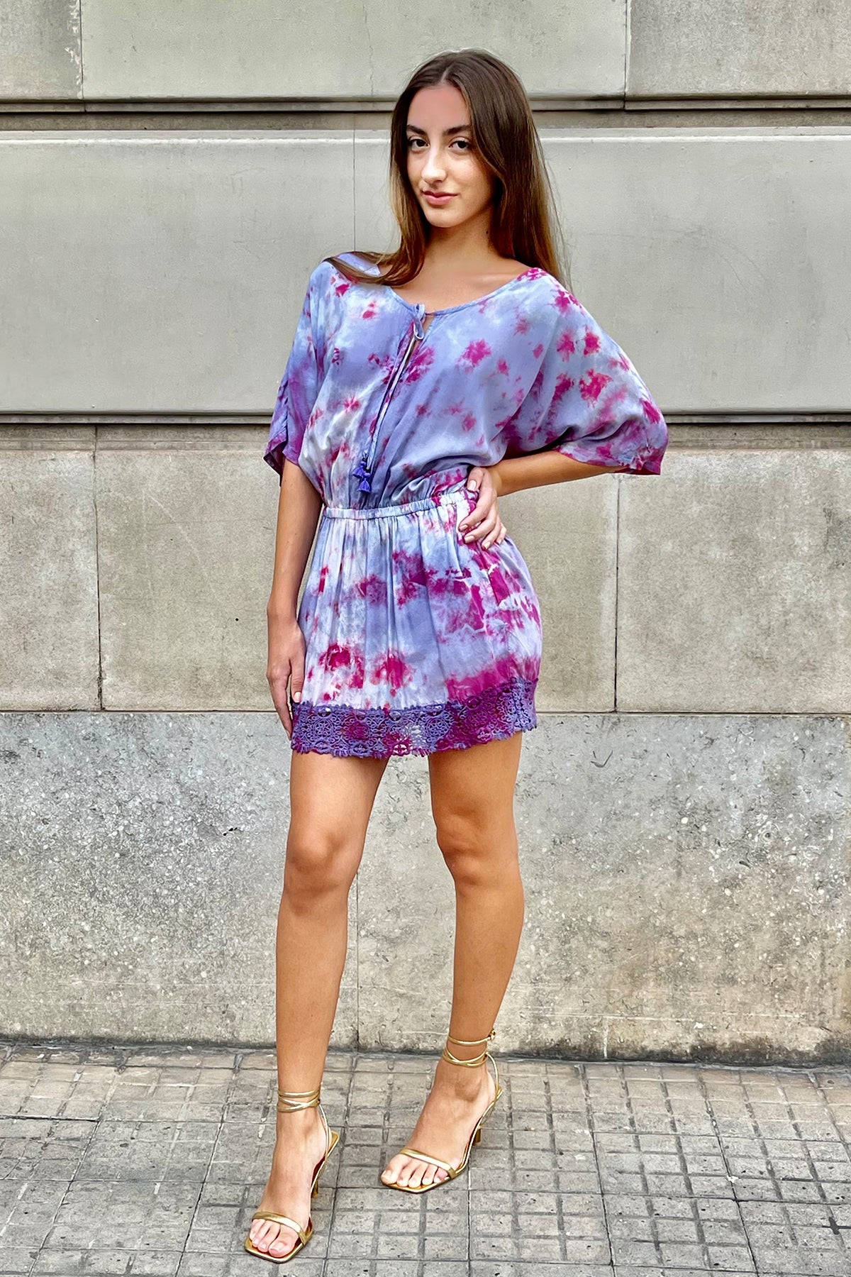 Modelo posando de frente con el vestido Gypsy Lavender Tie Dye, realzando escote redondo y manga corta boho sofisticada