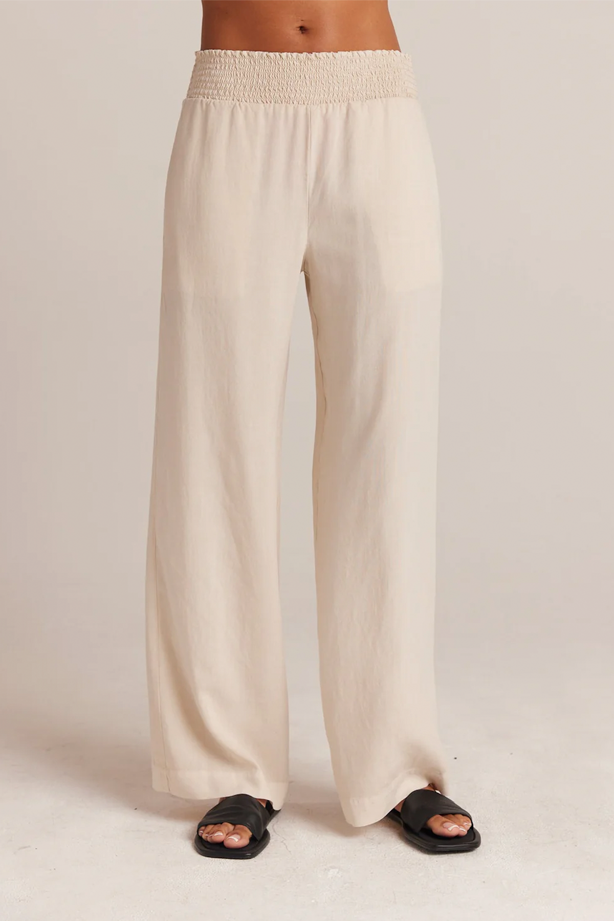 Detalle de la cinturilla fruncida del pantalón Bella Dahl, resaltando el elástico smocked y la calidad del tejido