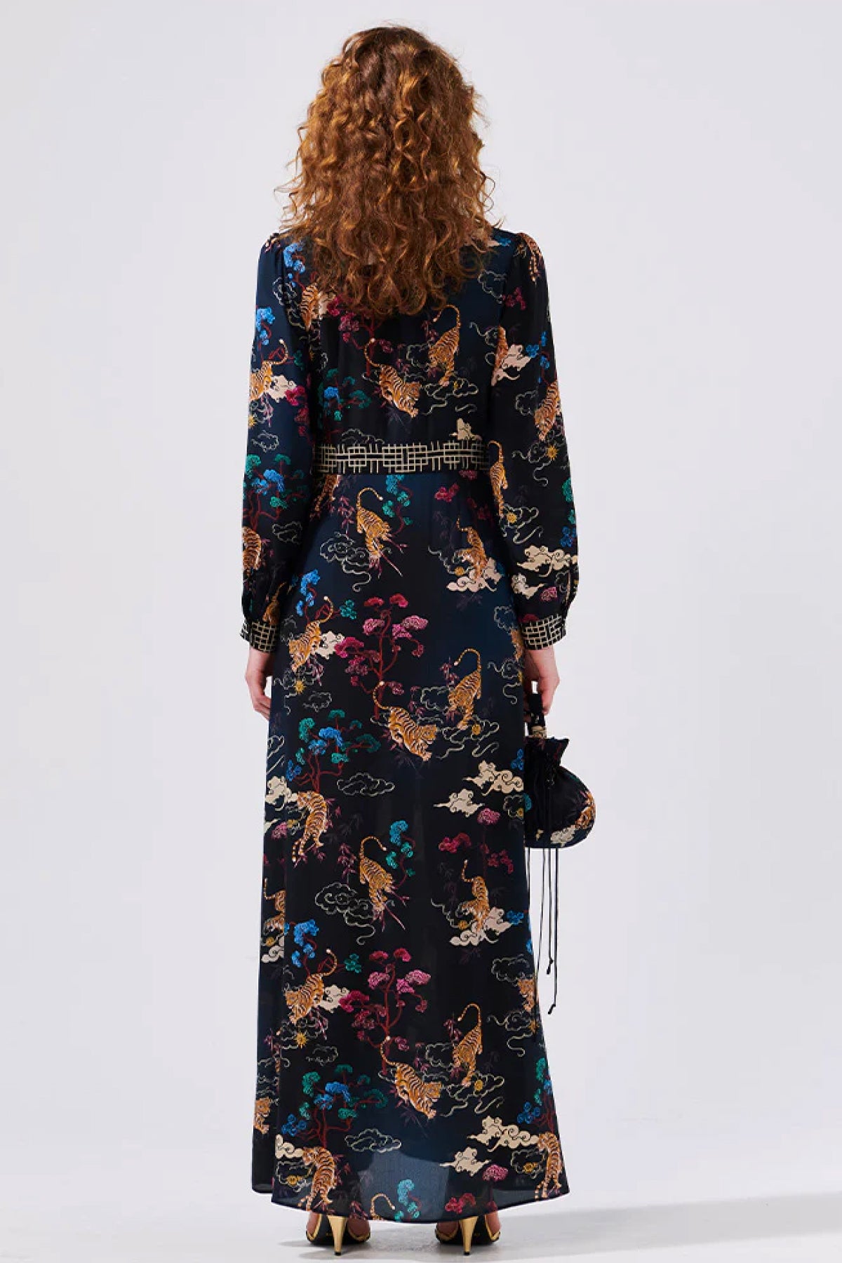 Vista trasera del vestido Courageous Tiger silk maxi shirt de Hayley Menzies en modelo, destacando espalda y estampado continuado tigre
