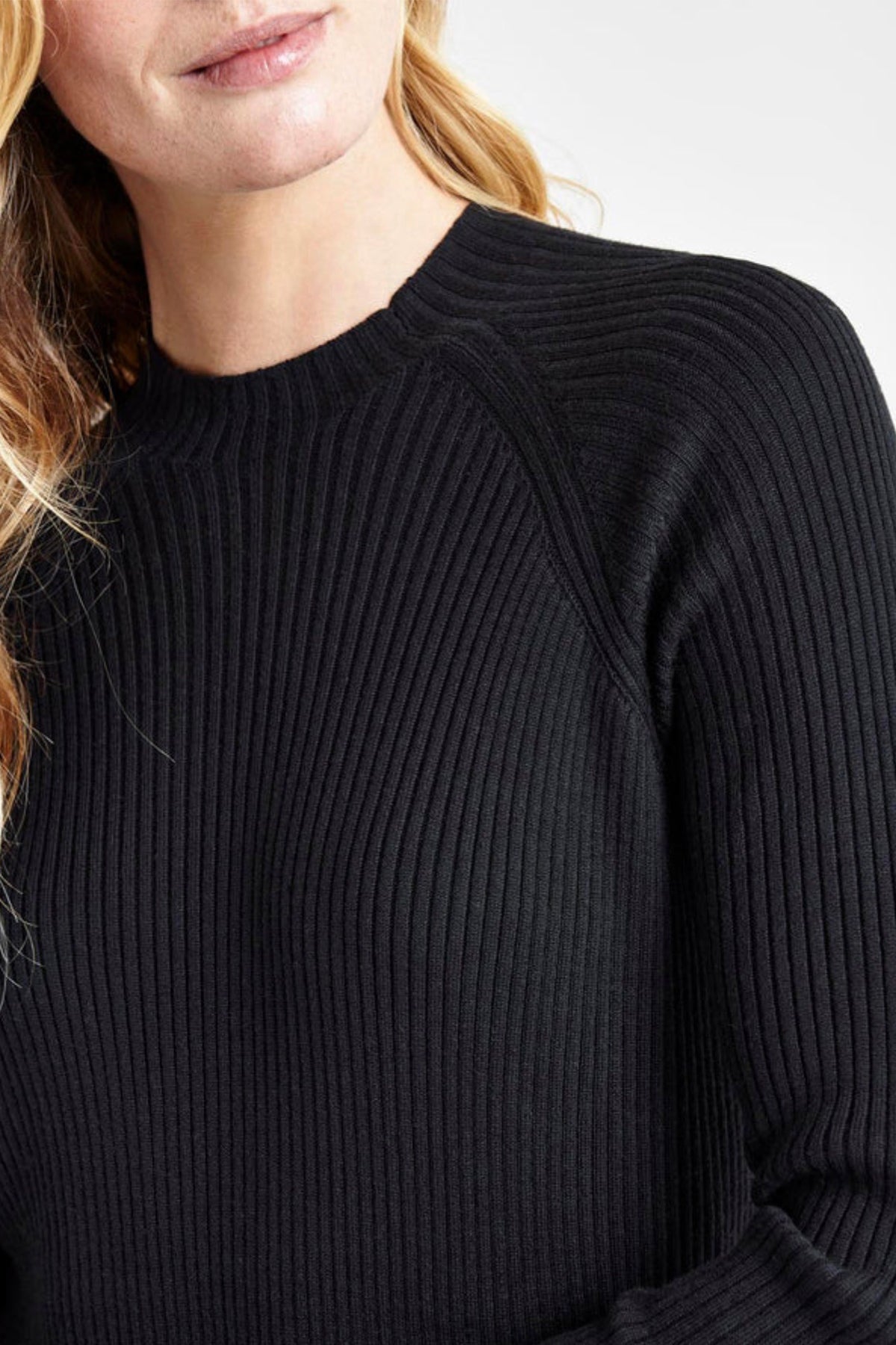 Detalle del tejido acanalado de la túnica Splendid Georgie Rib en tono crema, resaltando su textura y acabado de alta calidad