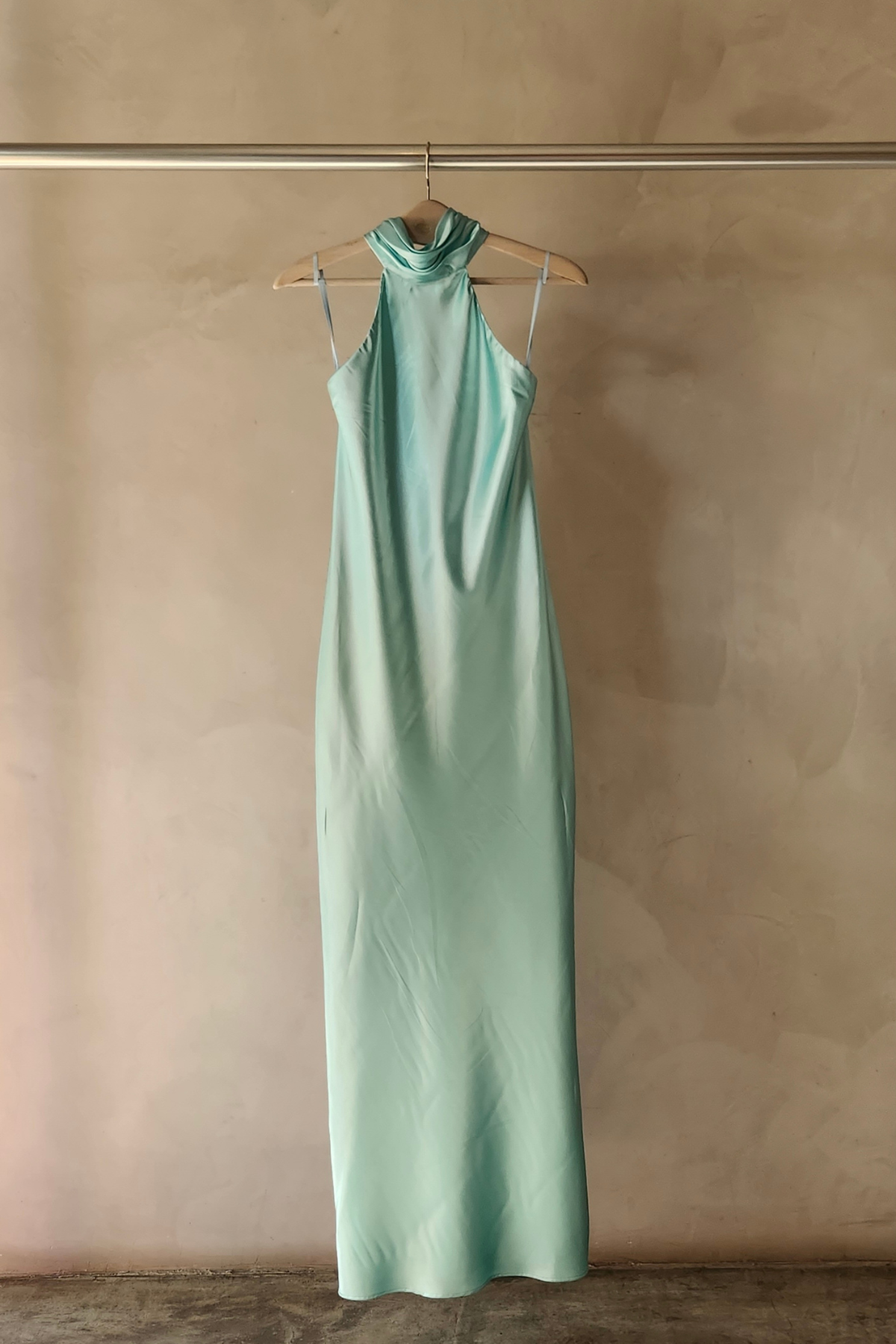 Vestido largo Lana de Vila en tono baby blue, corte fluido, escote en la espalda