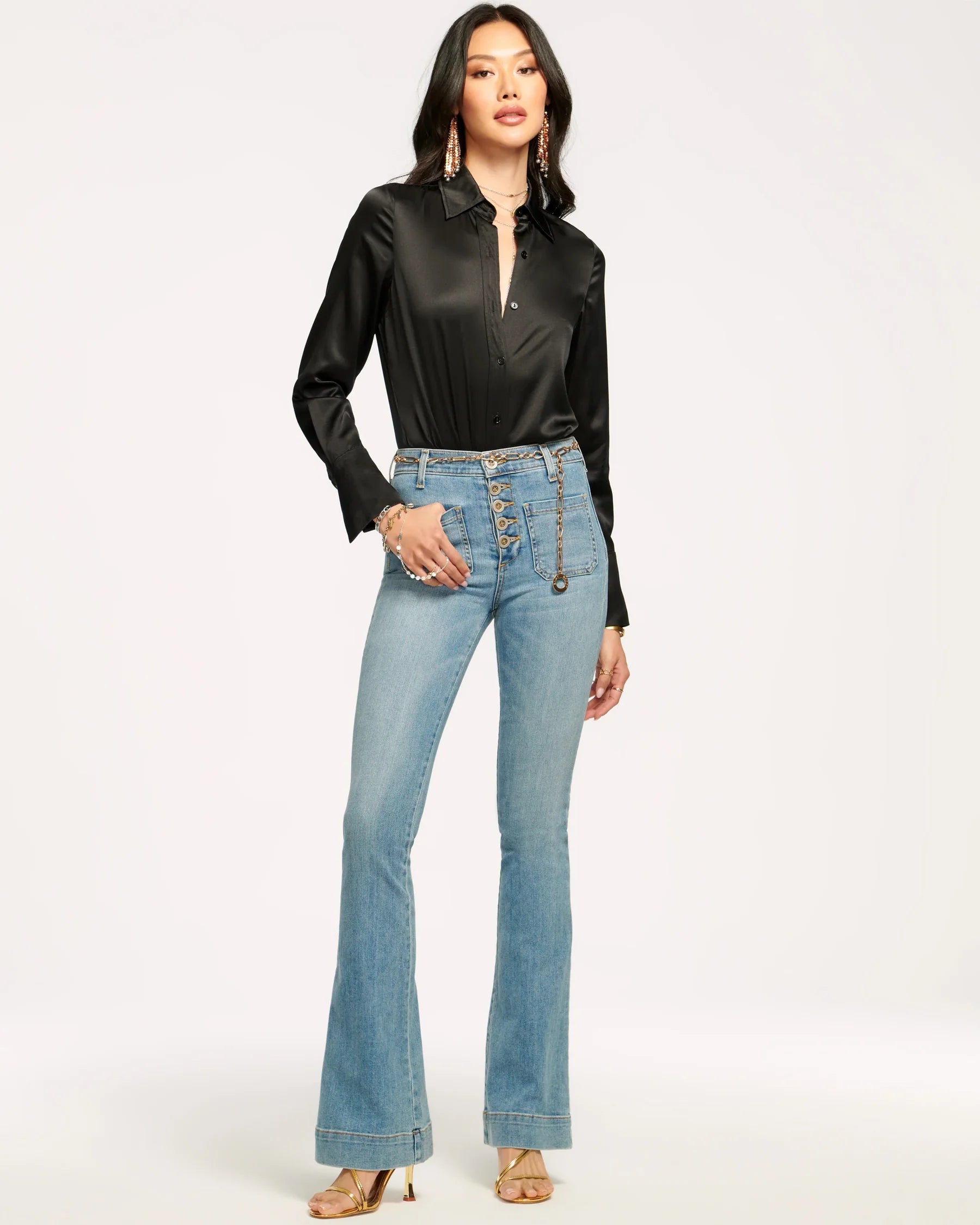 Jeans Cindy high rise flare light wash con tiro alto y corte acampanado ideal para looks sofisticados y estilo retro chic moderno