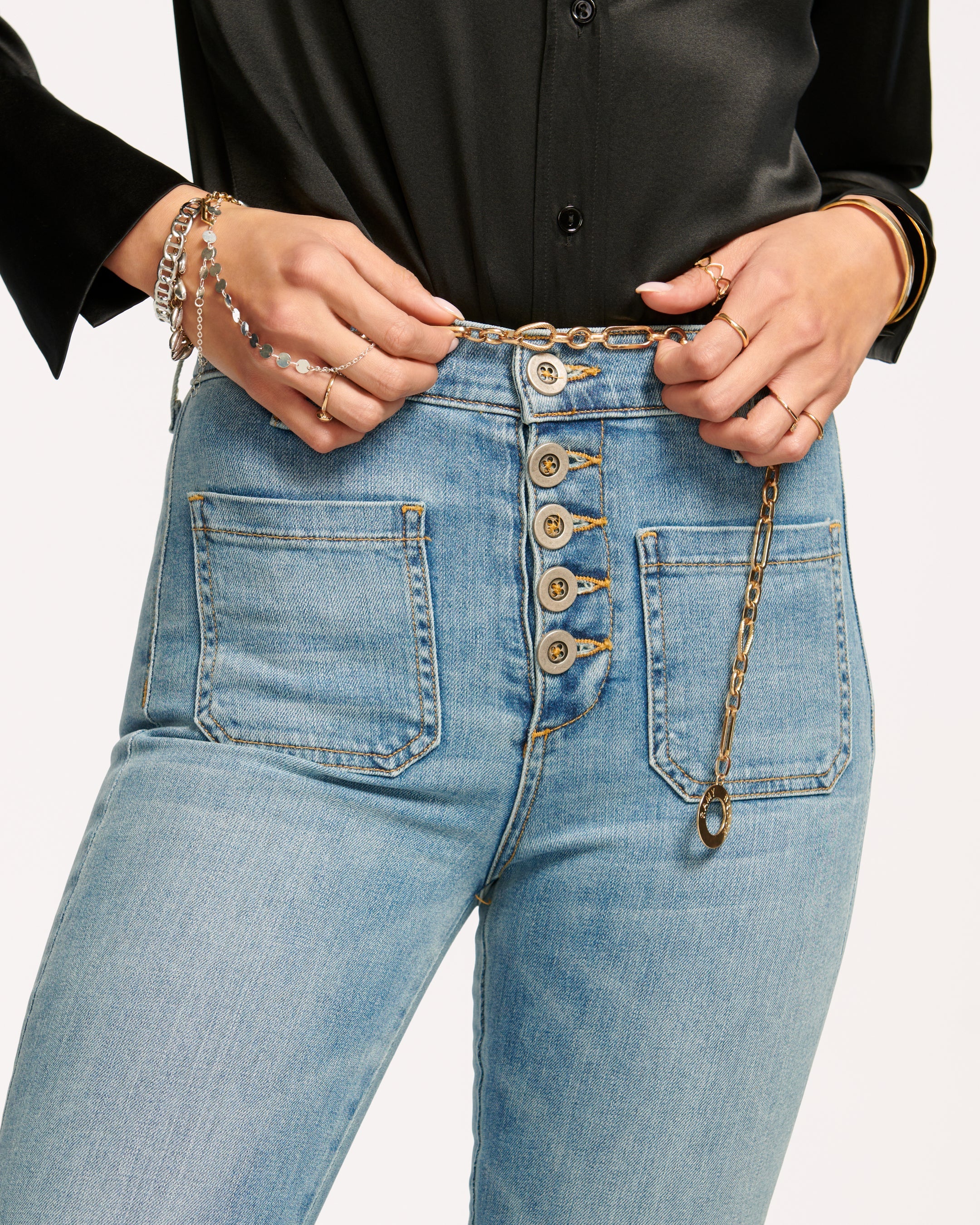 Modelo con pantalón vaquero acampanado tiro alto light wash perfecto para outfits elegantes casuales y estilo modern denim