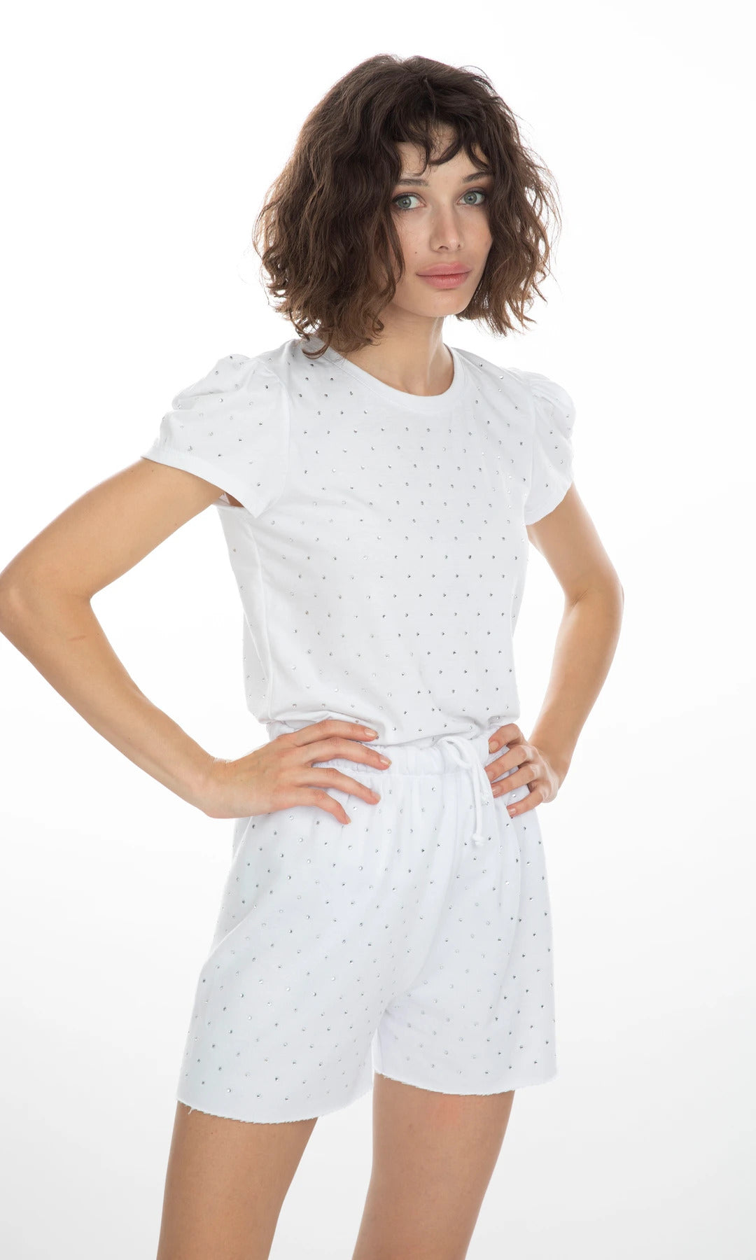 Vista frontal de los shorts Aria Crystal blancos, modelo posando con top a juego, diseño chic y cómodo para verano