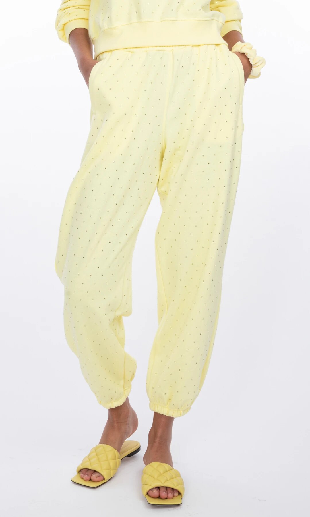 Modelo posando de frente con los Rena Crystal yellow sweatpants, mostrando ajuste ceñido en cintura alta y pierna relajada
