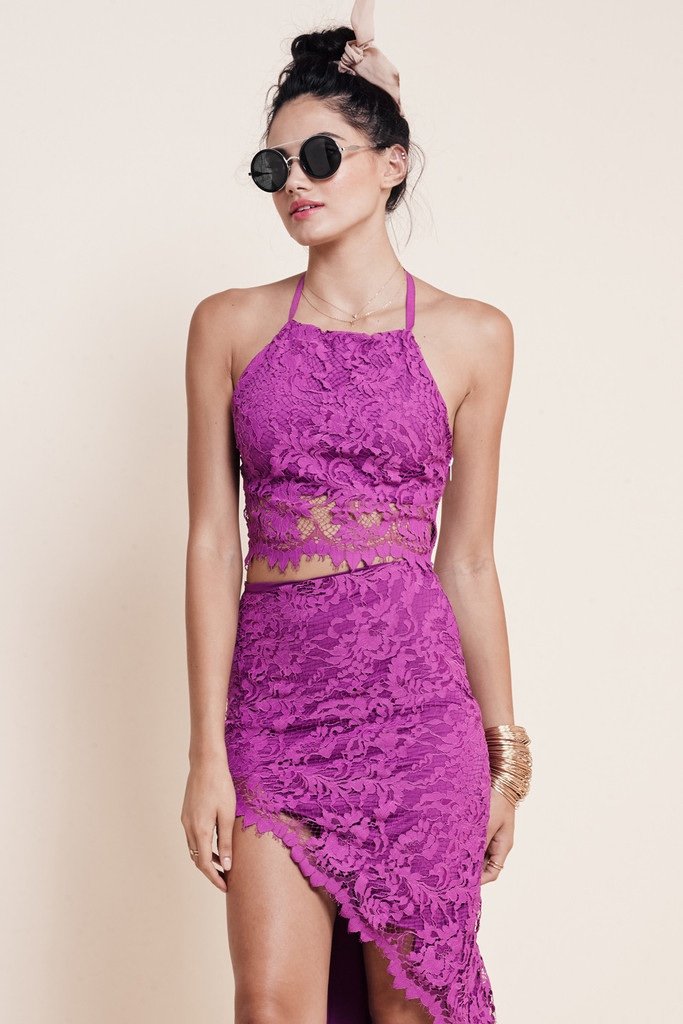 Mawi Midi Skirt de For Love & Lemons en morado neón, encaje elástico con dobladillo asimétrico y cintura oculta