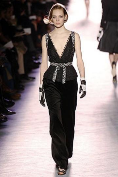 Modelo posando de frente con el top negro de encaje Nina Ricci, mostrando el elegante diseño y la textura sofisticada