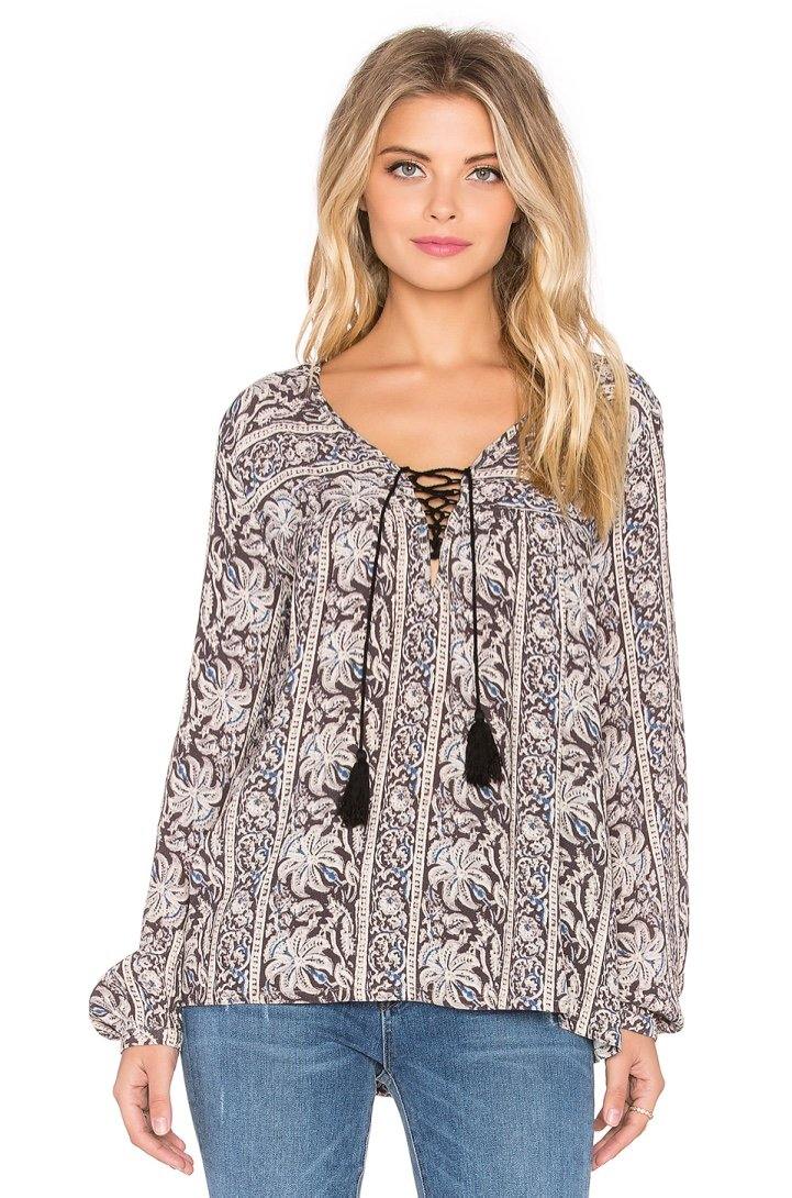 Modelo posando de frente con blusa negra Sunset Meadow de Eternal Sunshine Creations, corte fluido y detalles de cordones sobre fondo blanco