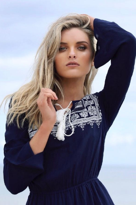 Primer plano del vestido corto Wilde Heart de manga larga en navy, resaltando detalles del lazo delantero y textura del tejido