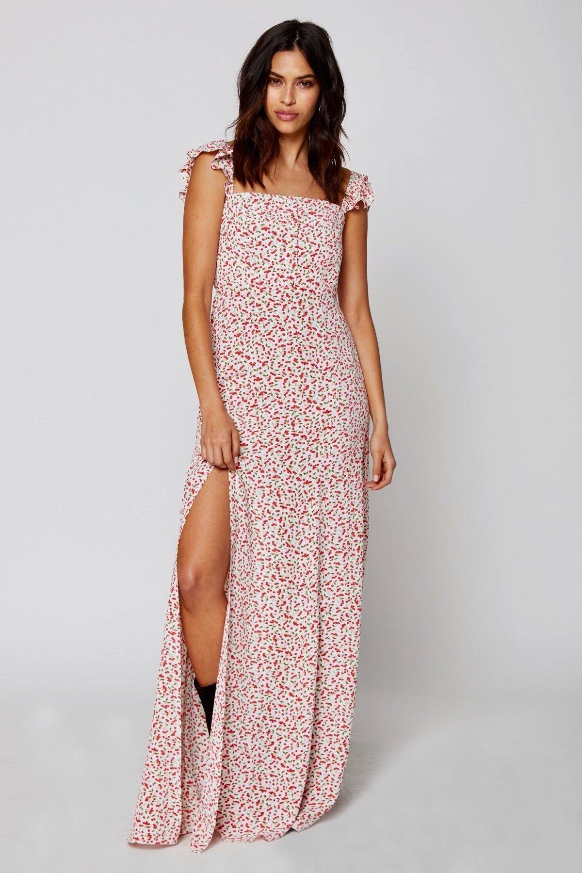 Modelo posando de perfil con vestido Bardot pink, resaltando su escote y falda amplia