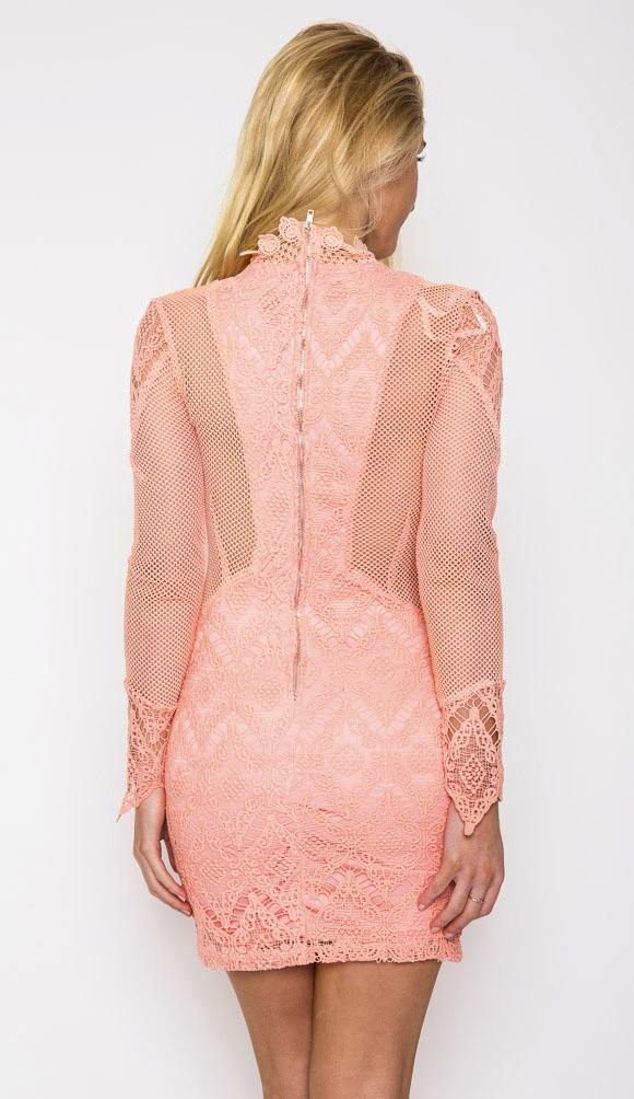 Vista trasera del vestido corto Angel Biba en color peach, destacando su espalda abierta y elegante