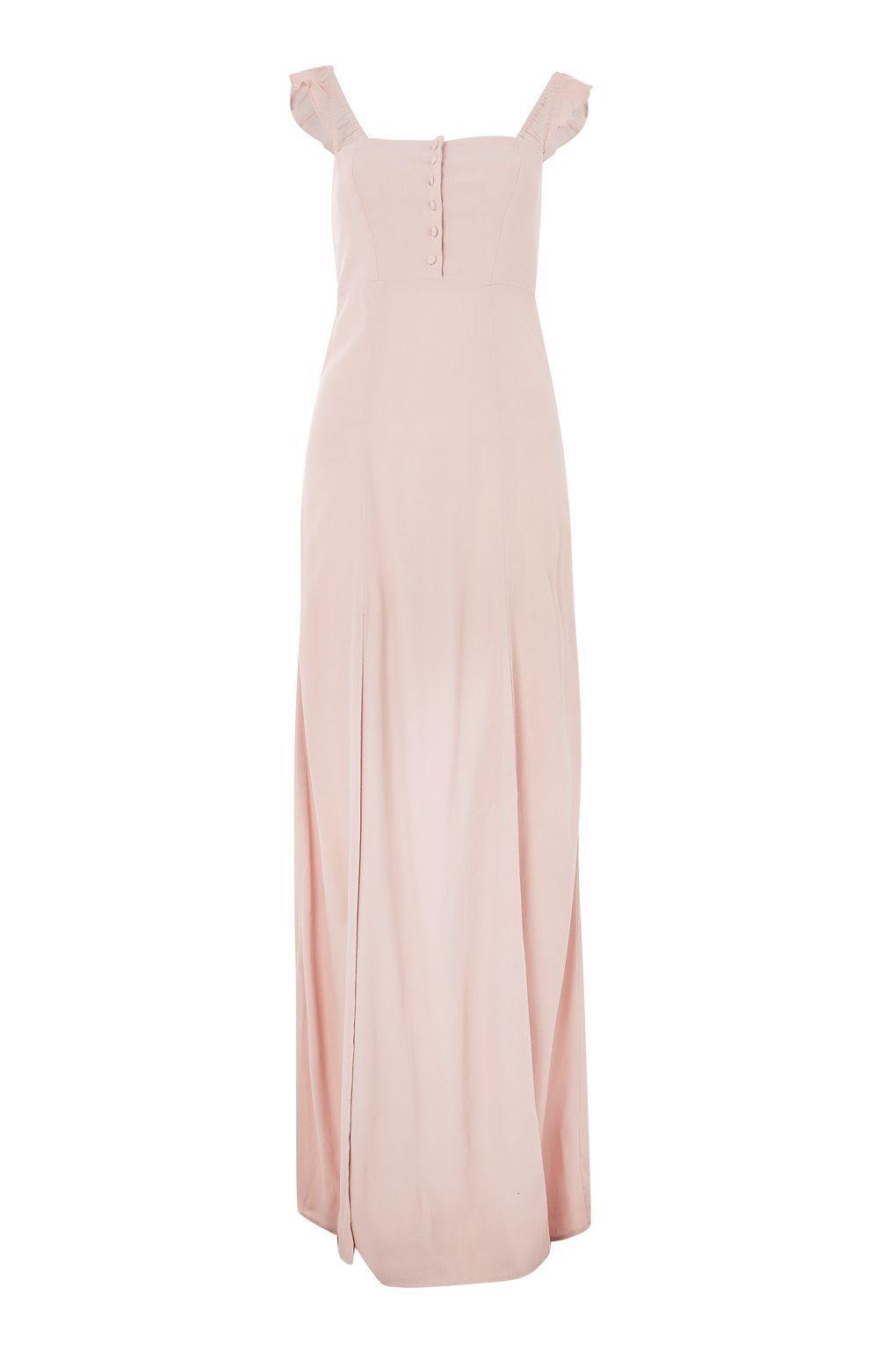 Vestido largo Flynn Skye Bardot Sweet Cherry Pie rosa, tirantes de volantes y abertura lateral sobre fondo blanco