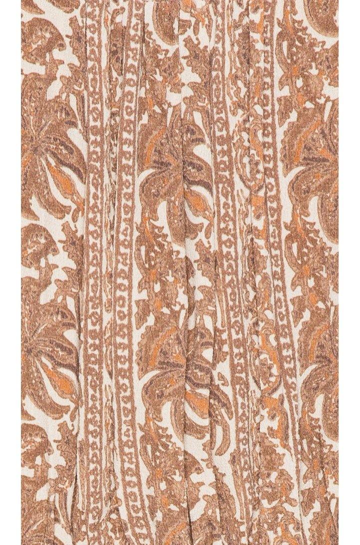 Primer plano del estampado floral de la blusa Sunset Meadow marrón, mostrando detalles y colores cálidos con textura suave