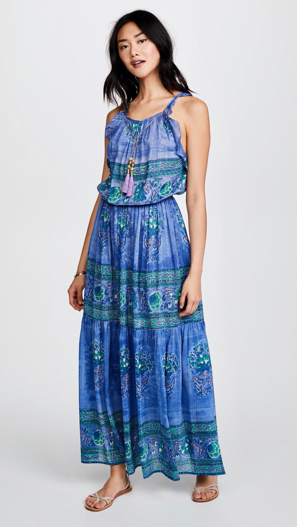 Vista frontal de la modelo con vestido Bell azul sobre fondo blanco, resaltando el escote redondo, volante en sisa y caída vaporosa