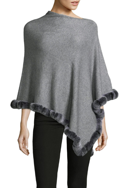 Modelo de frente con poncho La Fiorentina gris con ribete de piel de conejo Rex, estilo relajado y sofisticado
