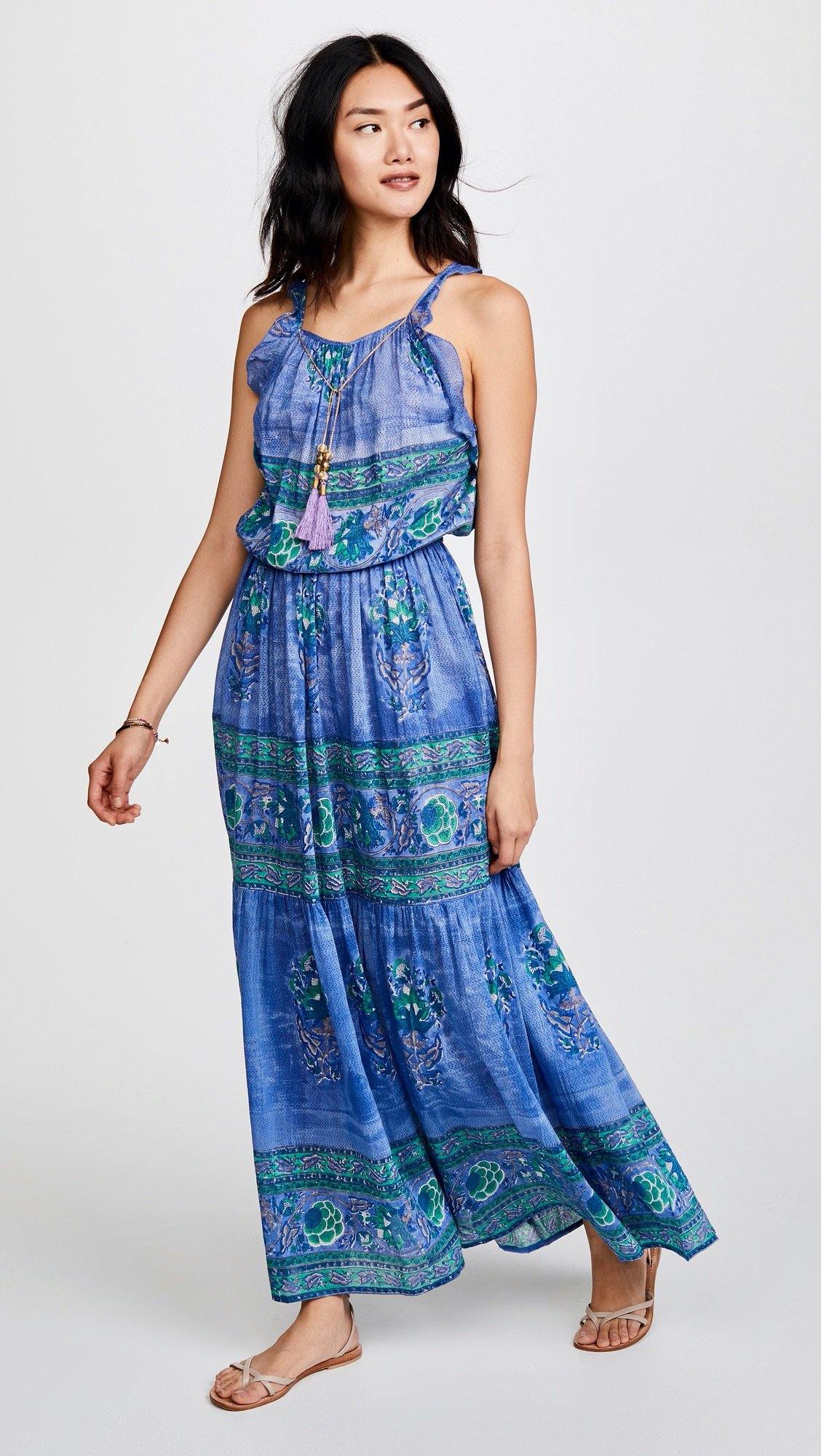 Modelo posando en vista frontal con vestido largo Bell de voile estampado, volante en sisa y cintura elástica sobre fondo blanco