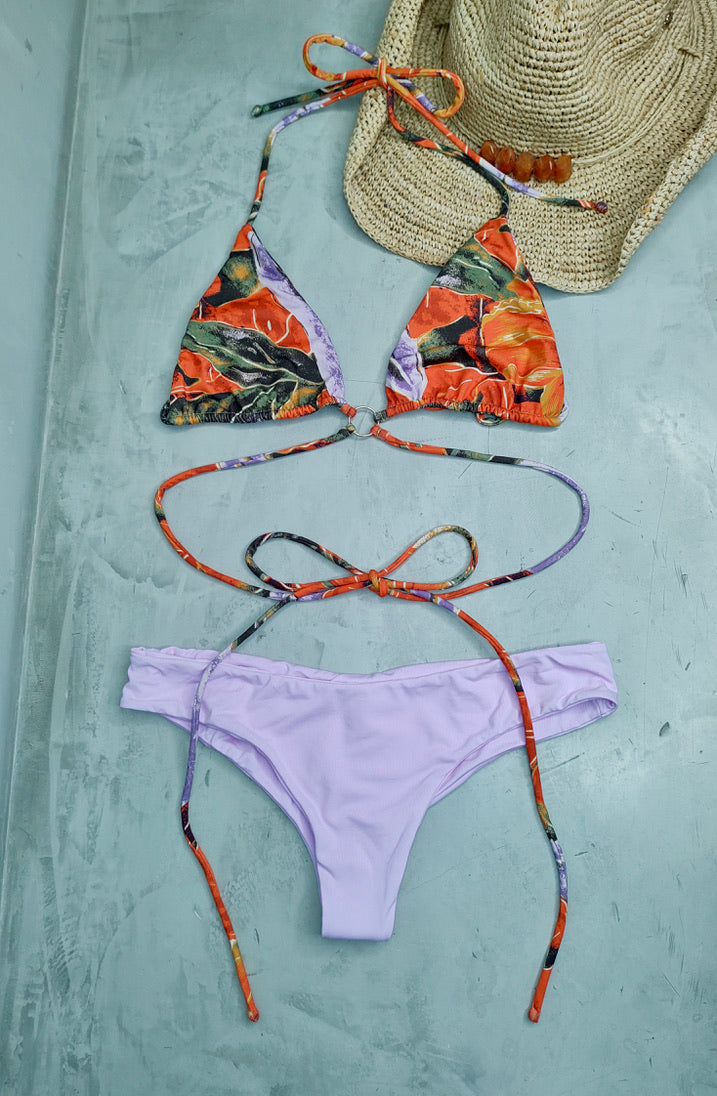 Bikini Indah Tamika completo sobre fondo blanco, top colorido con tirantes cruzados y braguita en tono lila sólido