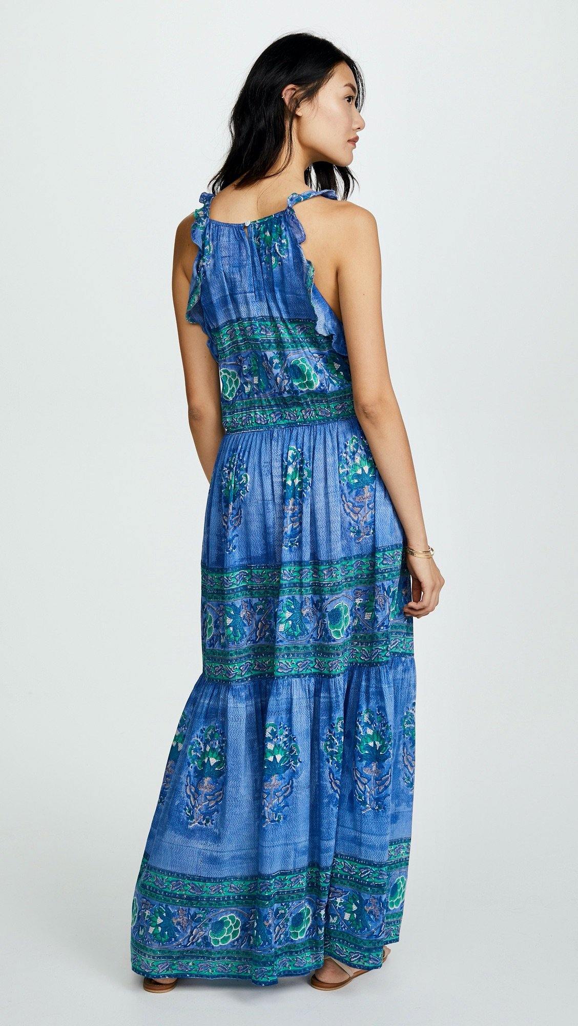 Vista trasera de vestido largo Bell en maniquí con volante en sisa y caída fluida de tejido voile estampado