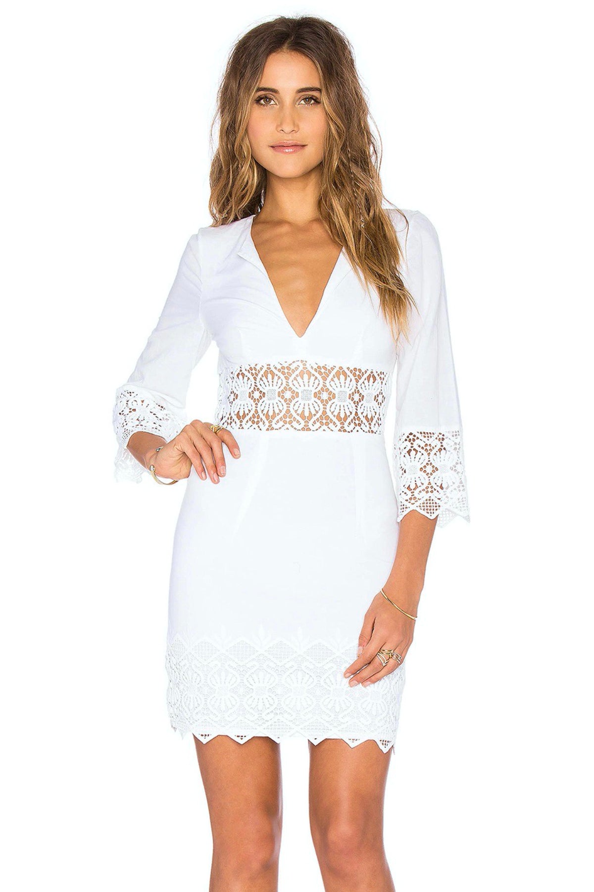 Modelo posando frontalmente con vestido corto NightCap Tulum Cutout sobre fondo blanco mostrando su corte ajustado y estilo veraniego sofisticado