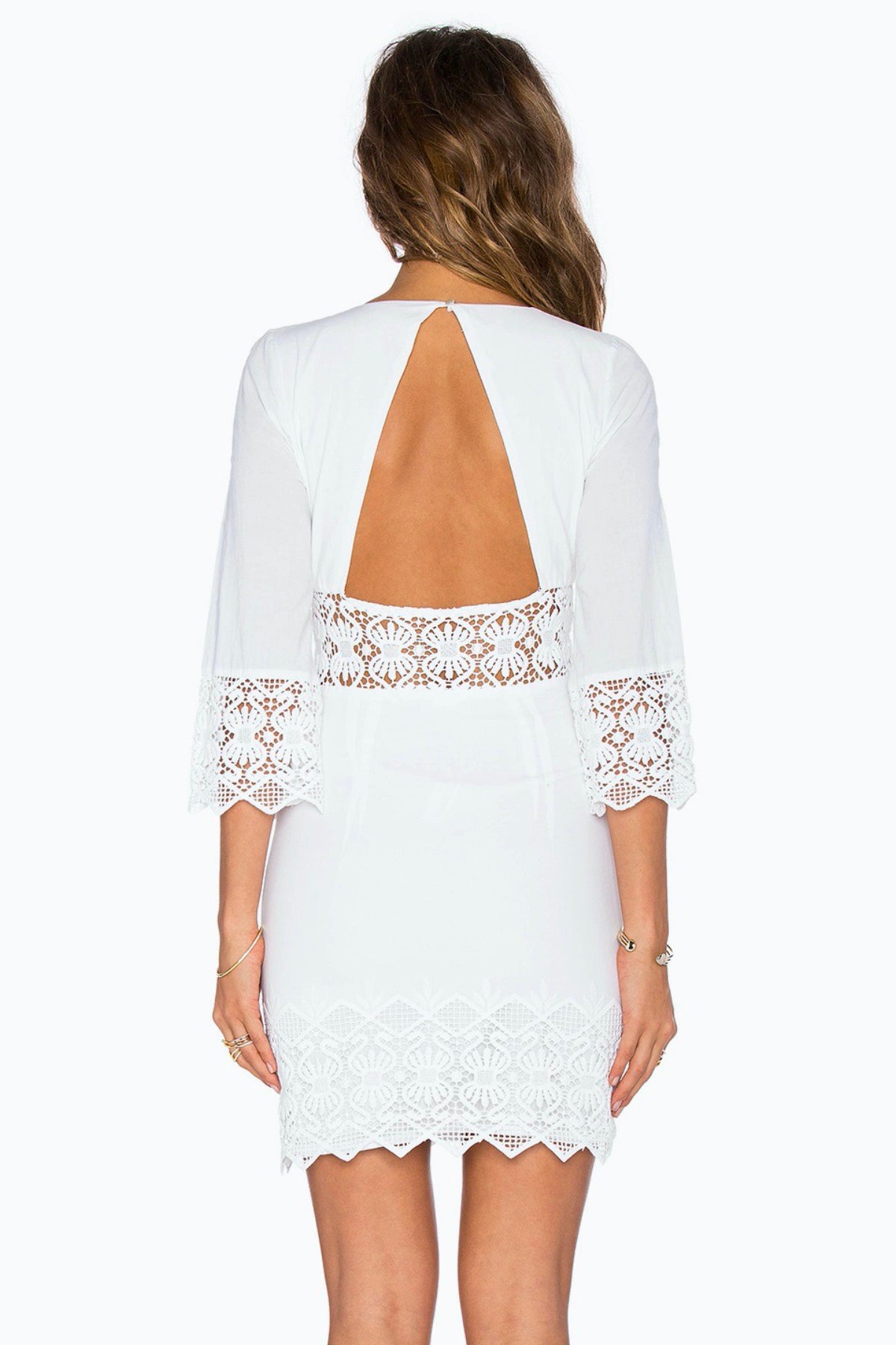 Vista trasera de modelo con vestido corto NightCap Tulum Cutout sobre fondo blanco destacando ajuste ceñido y diseño sensual para fiestas estivales