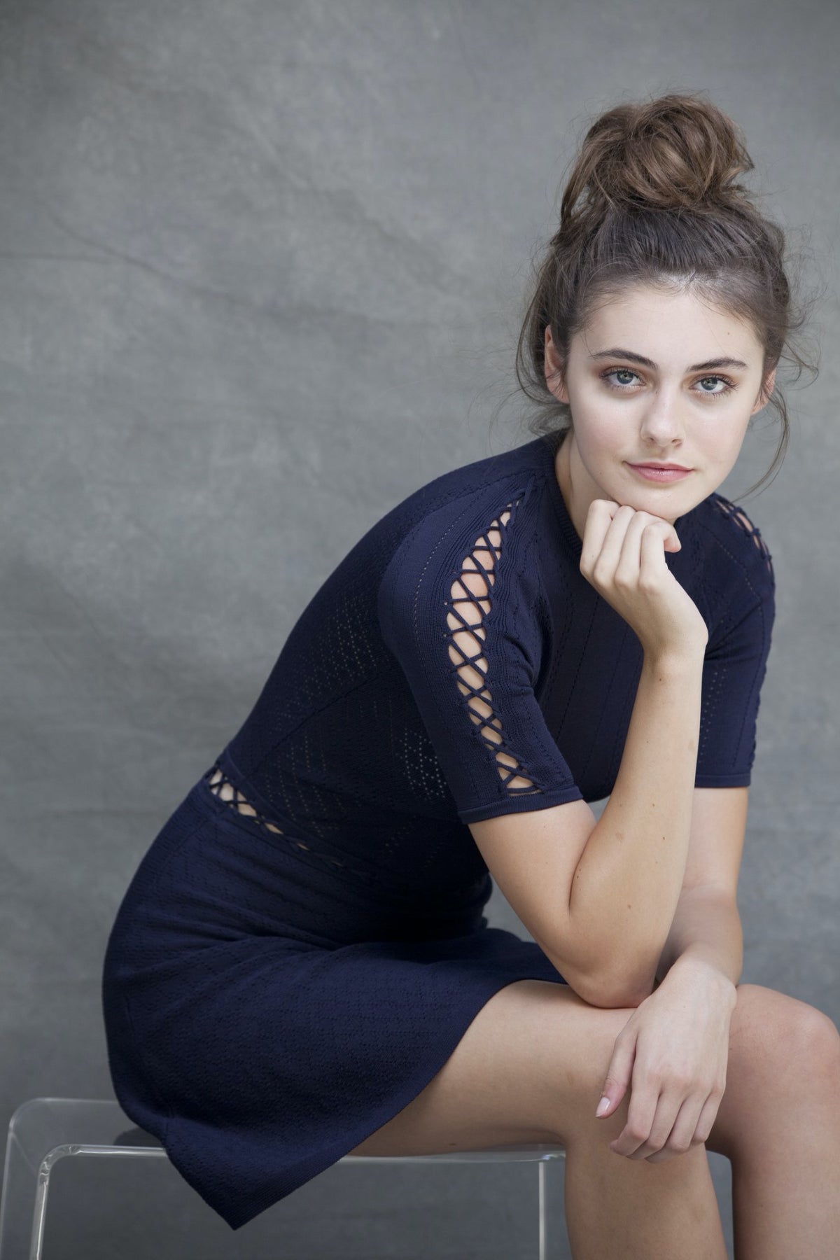 Modelo sentada con vestido Alexa Fit and Flare navy luciendo diseño sofisticado y tejido de alta calidad