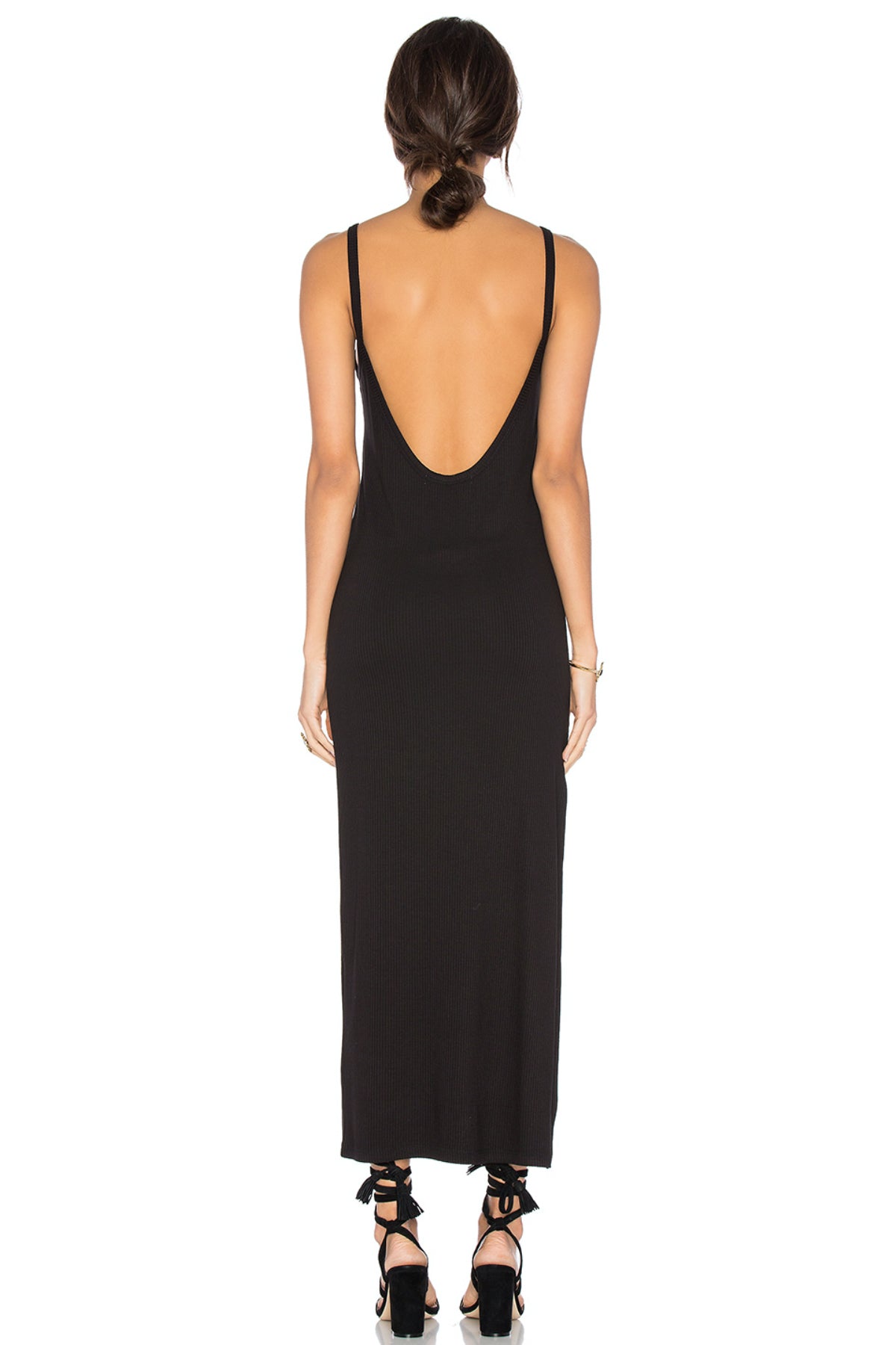 Vista trasera del vestido largo Caleigh & Clover en terciopelo negro, destacando su espalda escotada y tirantes finos, sobre fondo neutro