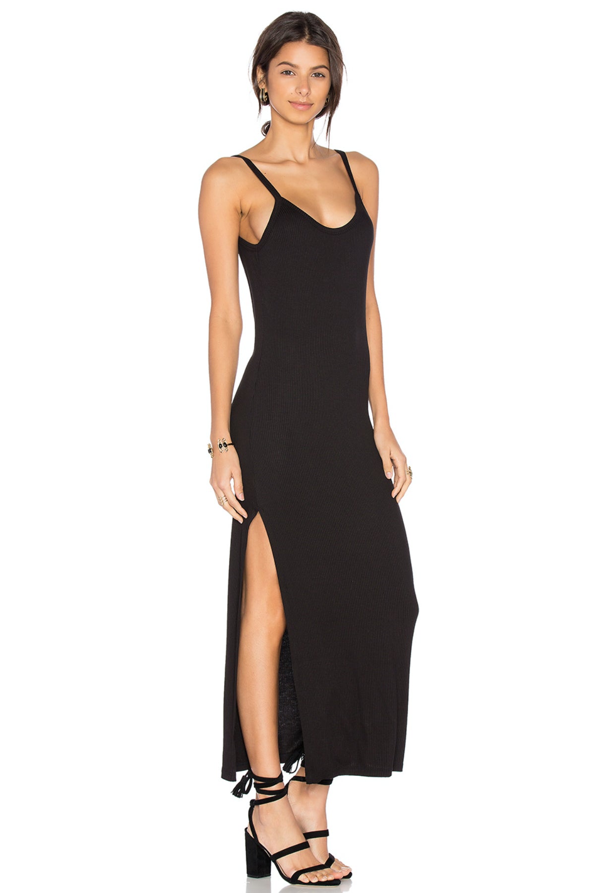 Vista lateral del vestido largo Caleigh & Clover en terciopelo negro, mostrando su caída fluida y abertura lateral, sobre fondo neutro