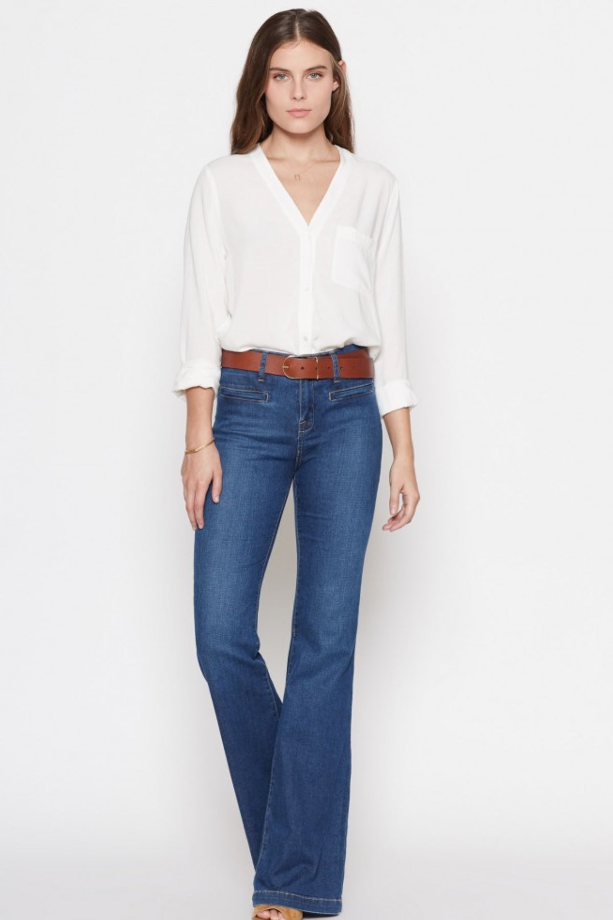 Vista frontal de la blusa Joie Chasia en tono porcelana con mangas largas y puños abotonados para un estilo sofisticado y moderno