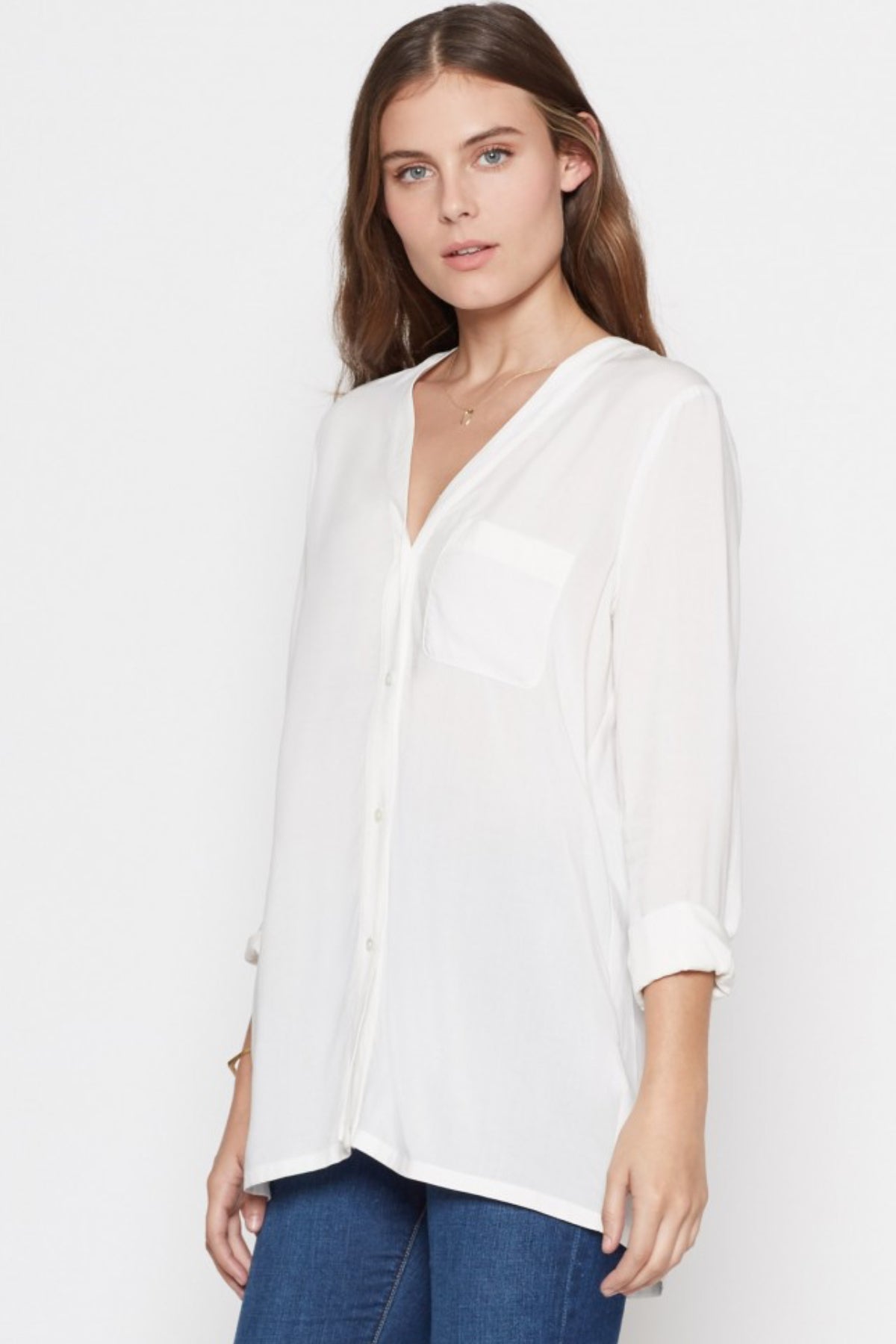 Modelo con blusa Joie Chasia color porcelana, tejido semitransparente y cuello abierto ideal para looks femeninos y elegantes