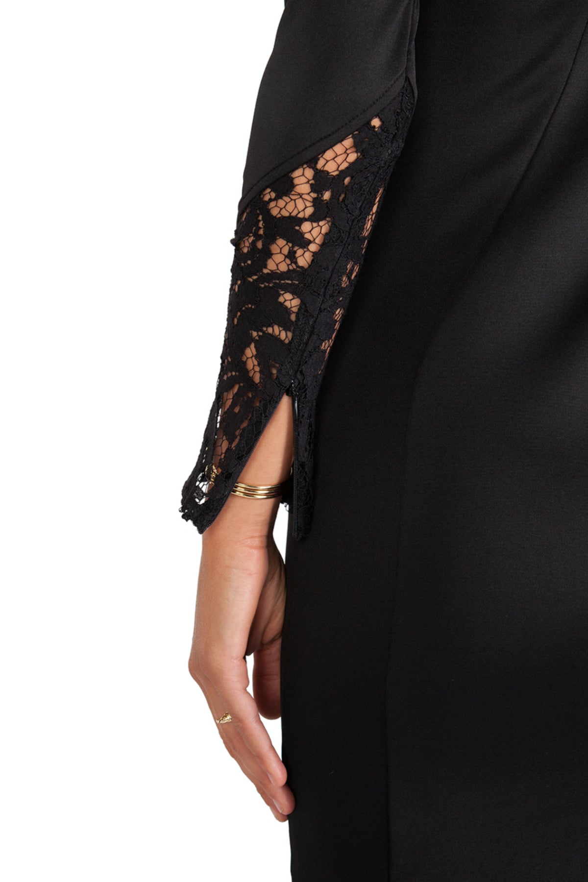 Detalle de las mangas largas de encaje del vestido corto Boulee Shannon en negro, mostrando la cremallera en la muñeca sobre fondo blanco