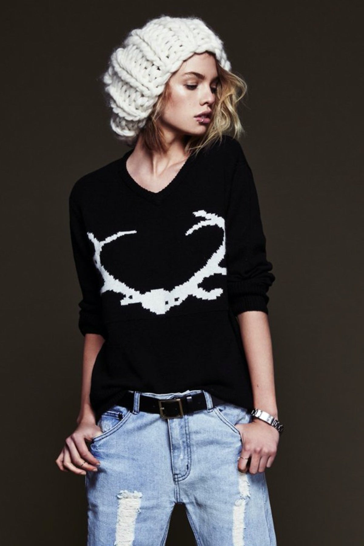 Vista frontal del jersey Knitz Antler en negro con estampado de cuernos en blanco, ajuste relajado y estilo moderno y atrevido