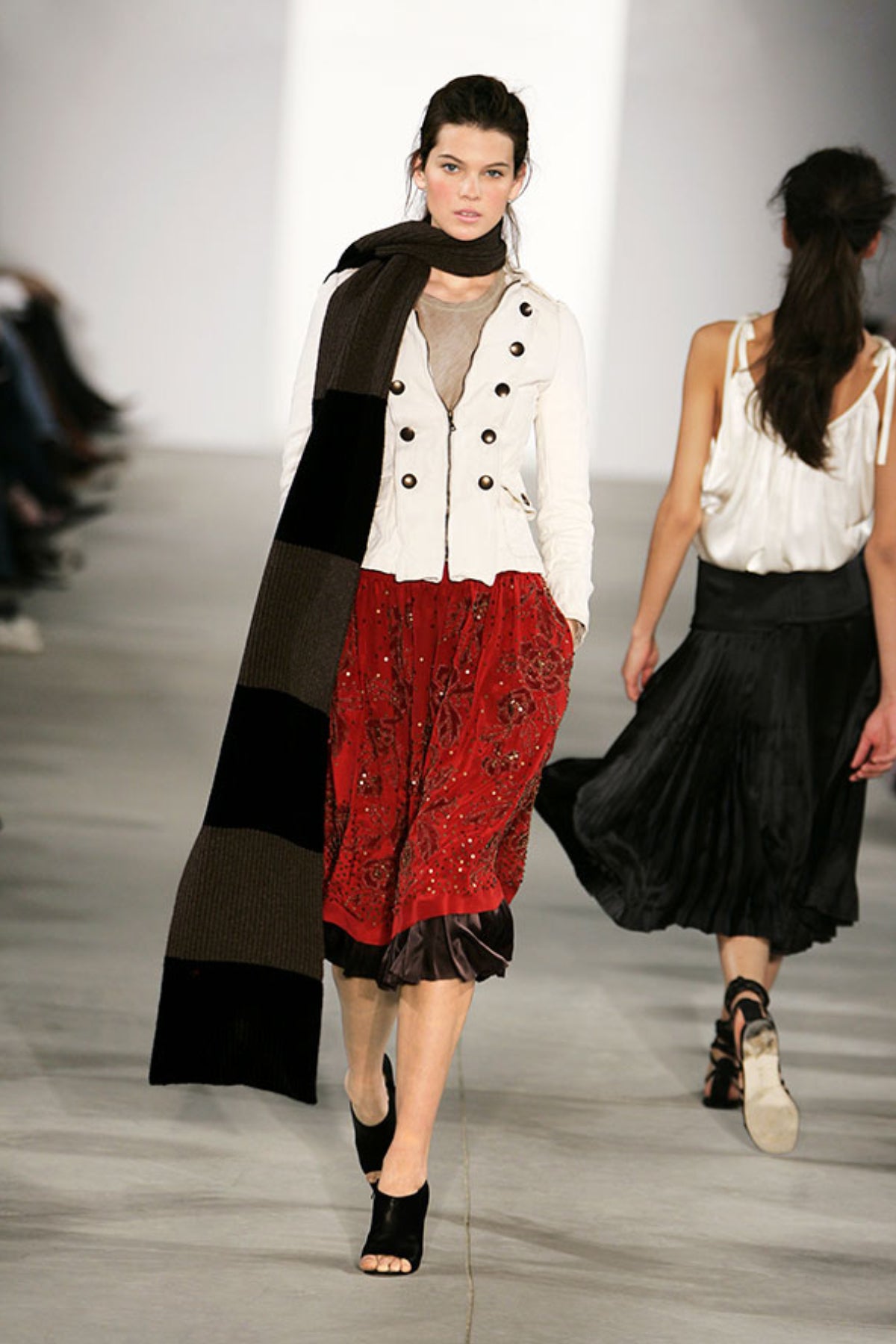 Chaqueta de cuero Derek Lam en negro con diseño moderno y detalles cuidados, ideal para un estilo urbano y sofisticado en cualquier temporada