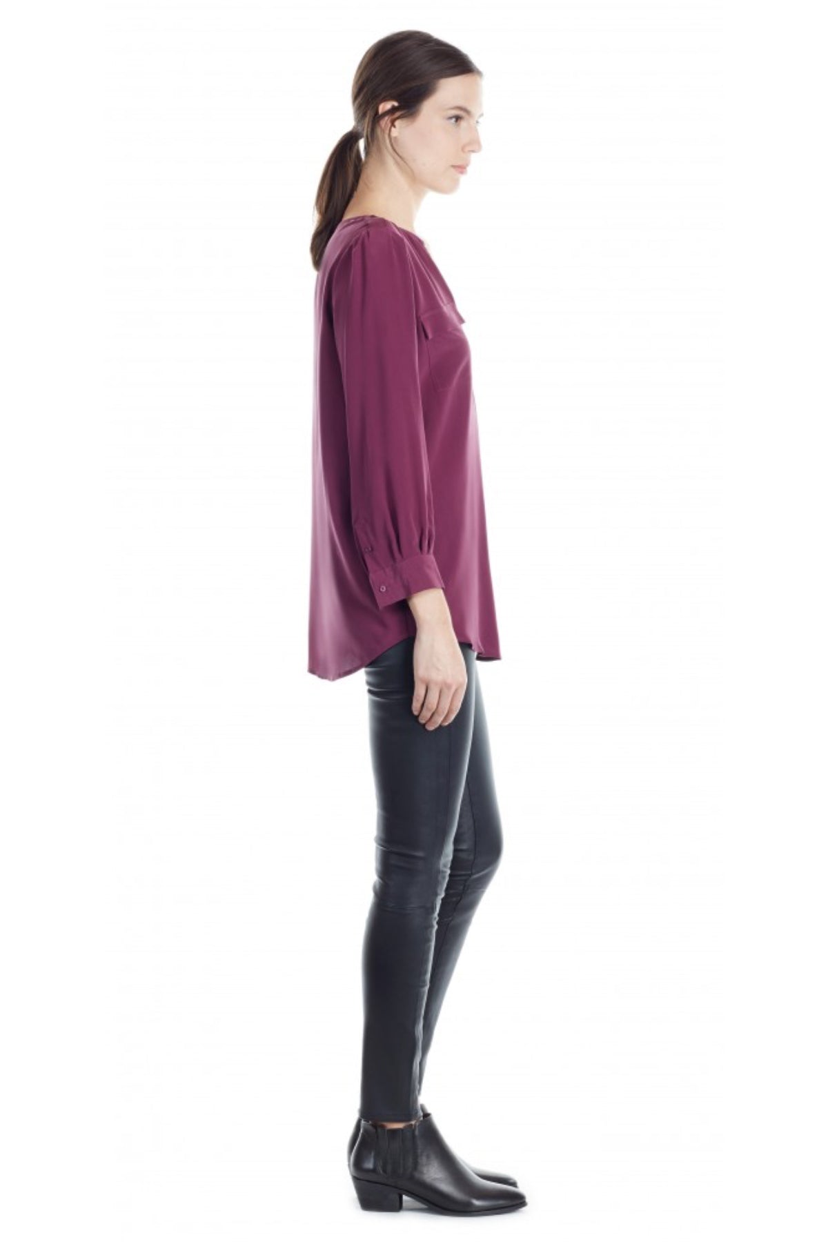 Vista lateral de la blusa Joie Marlo Shiraz, destacando las mangas abullonadas y el ajuste cómodo y moderno de la prenda