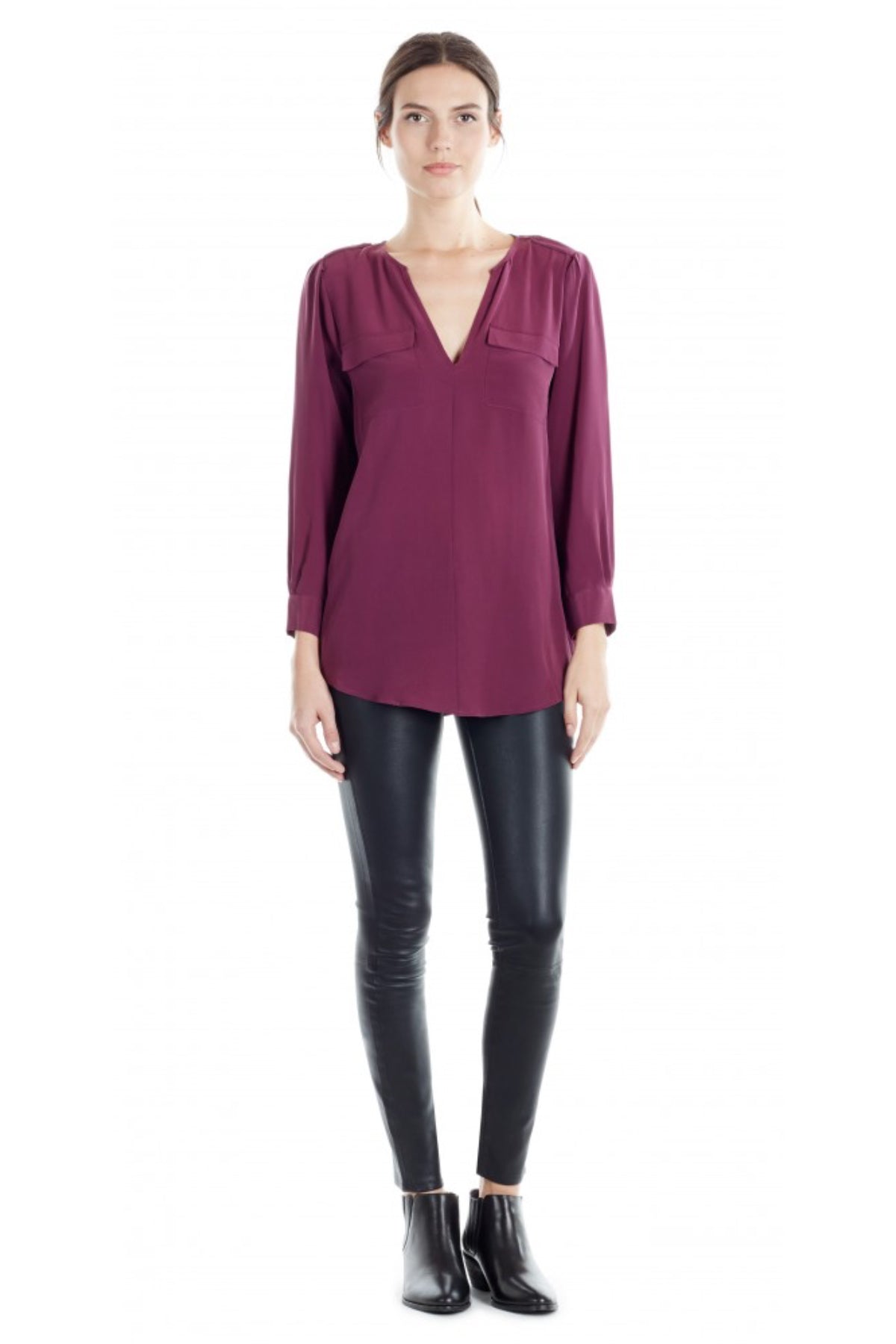 Vista frontal de la modelo con la blusa Joie Marlo color Shiraz sobre fondo blanco, ideal para estilismos neutros y elegantes