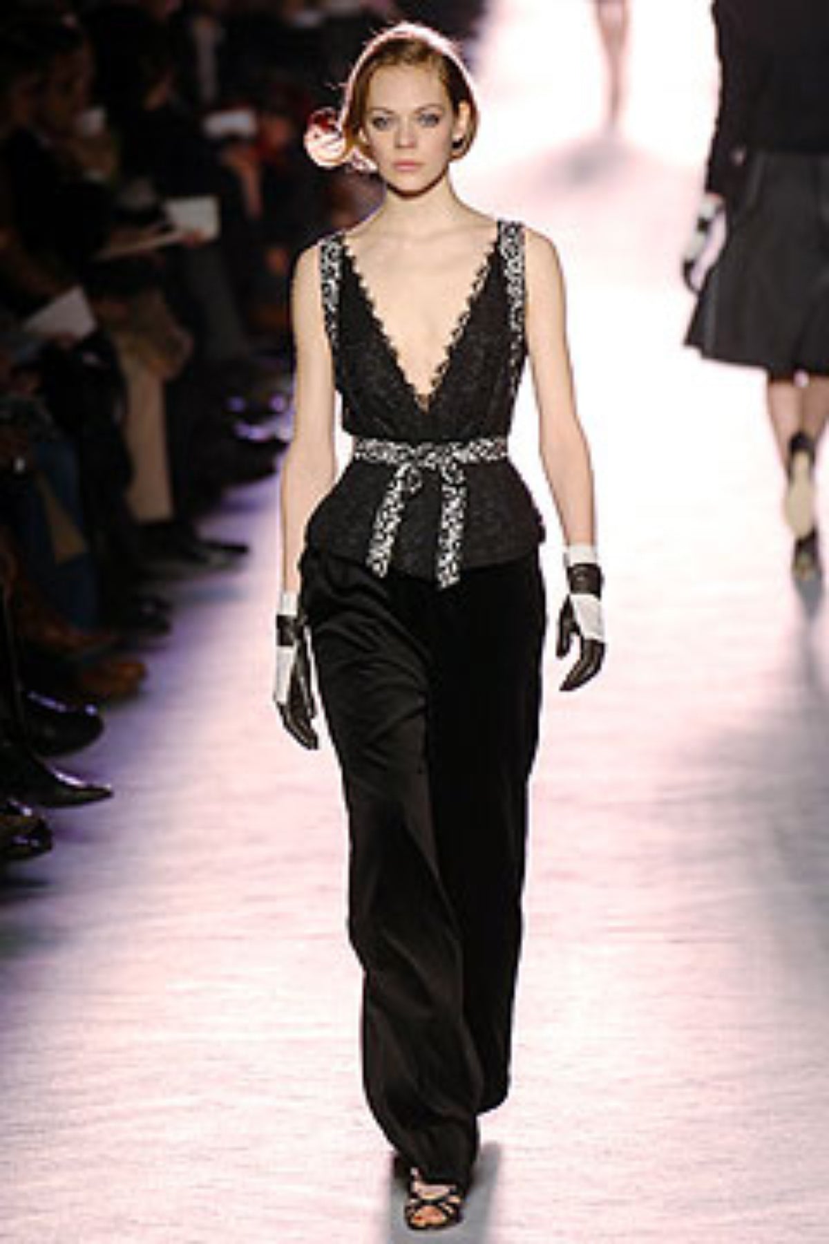 Top Nina Ricci negro de encaje con diseño delicado y elegante, perfecto para un look sofisticado y femenino en cualquier ocasión