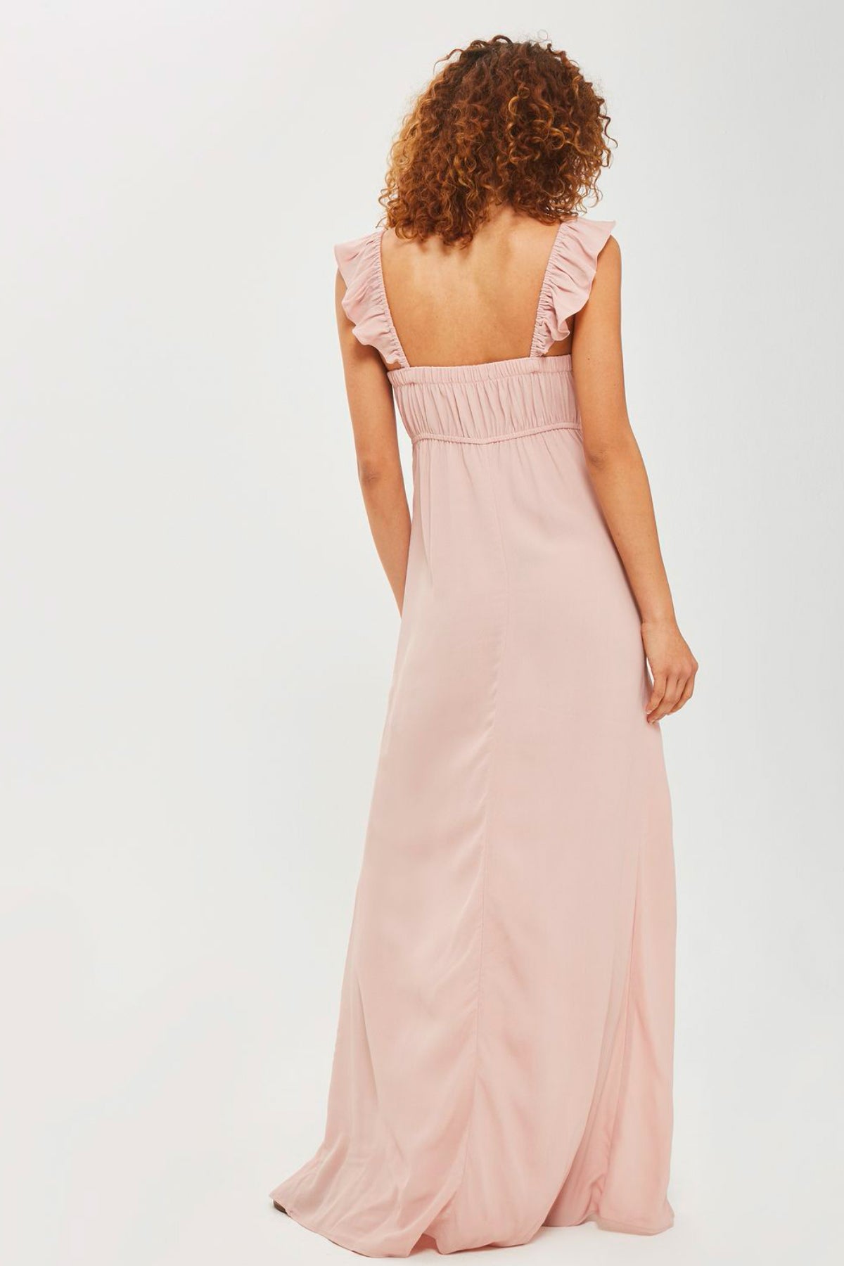 Vista trasera del vestido largo Bardot en maniquí, mostrando espalda descubierta y tirantes de volantes