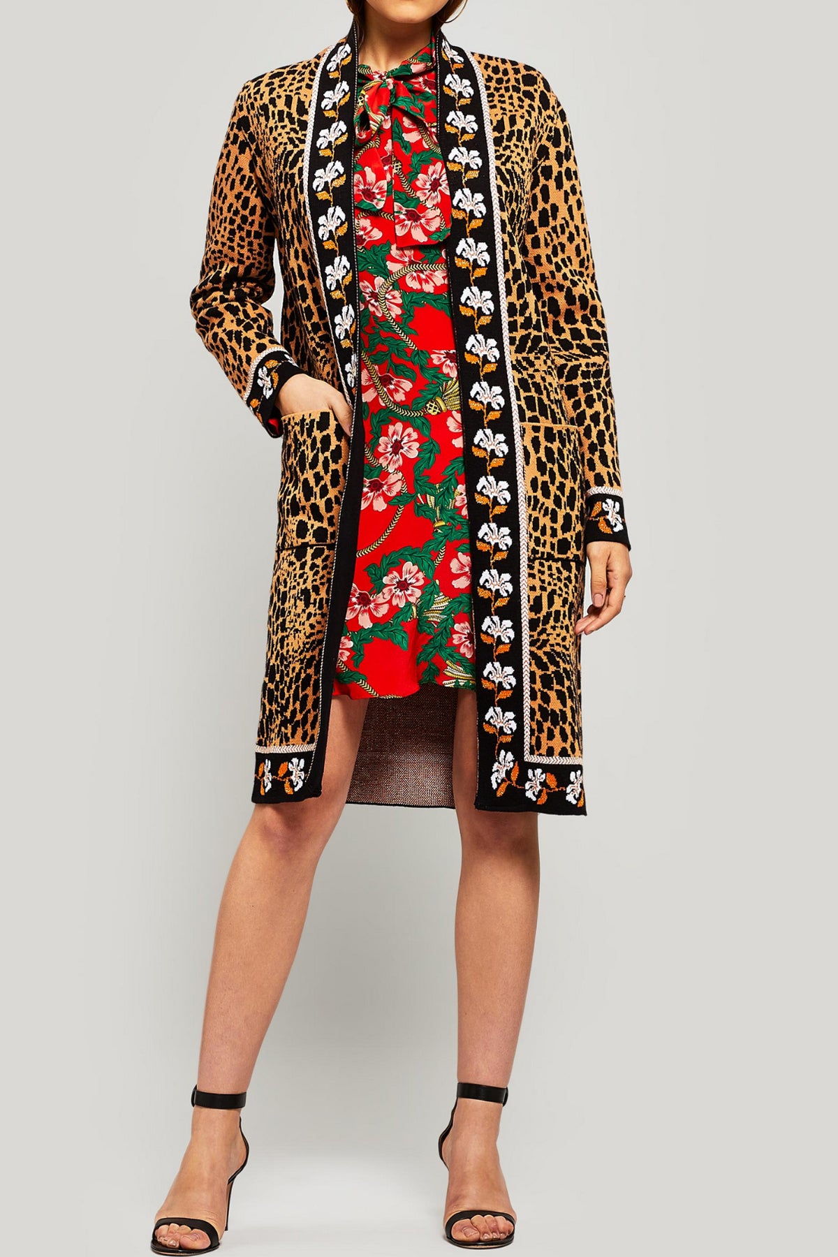 Vista frontal del cárdigan Leocroc de punto largo con diseño animal print y detalles en contraste ideales para looks urbanos sofisticados