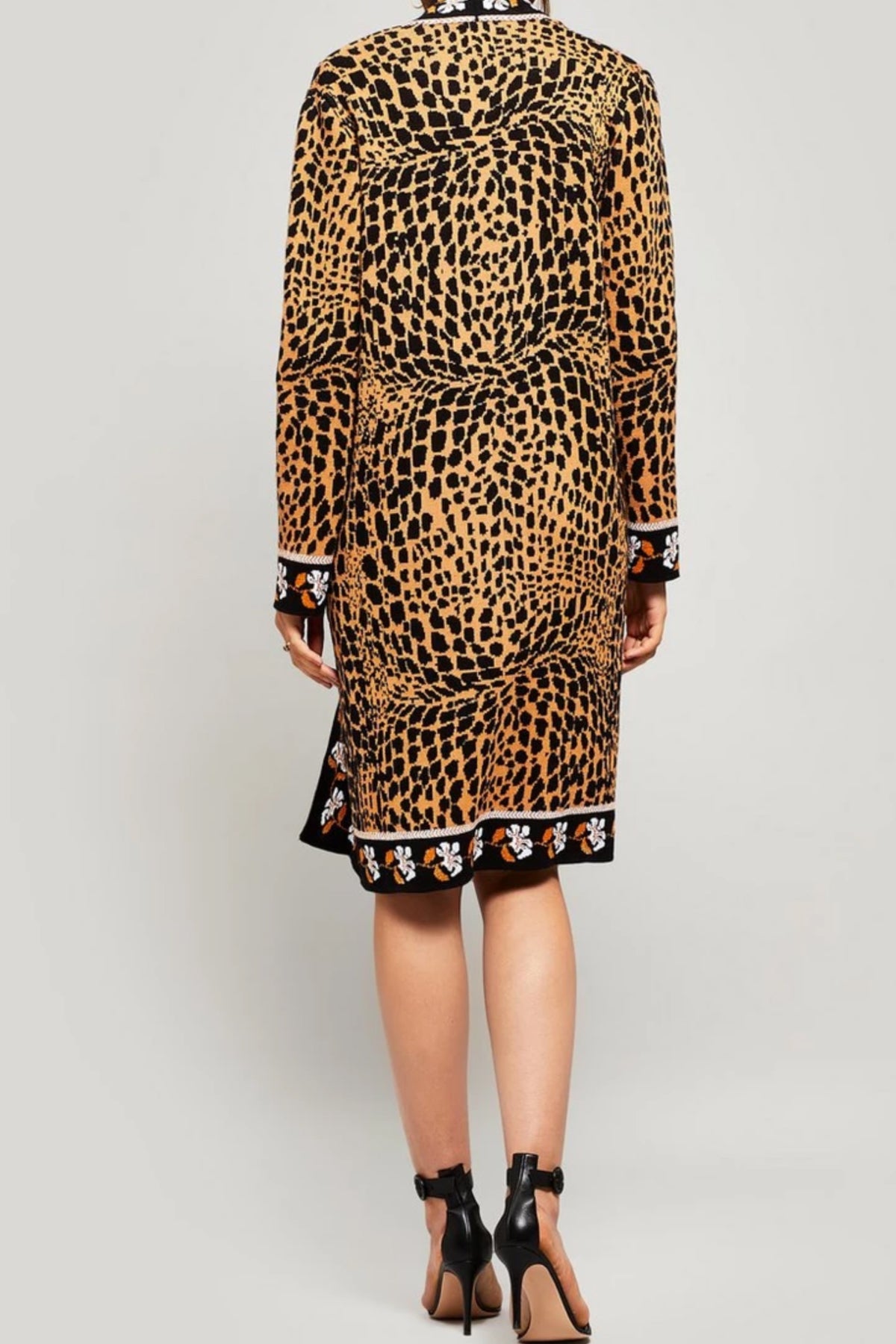 Parte trasera del cárdigan Leocroc mostrando estampado animal completo y costura central que define la silueta femenina