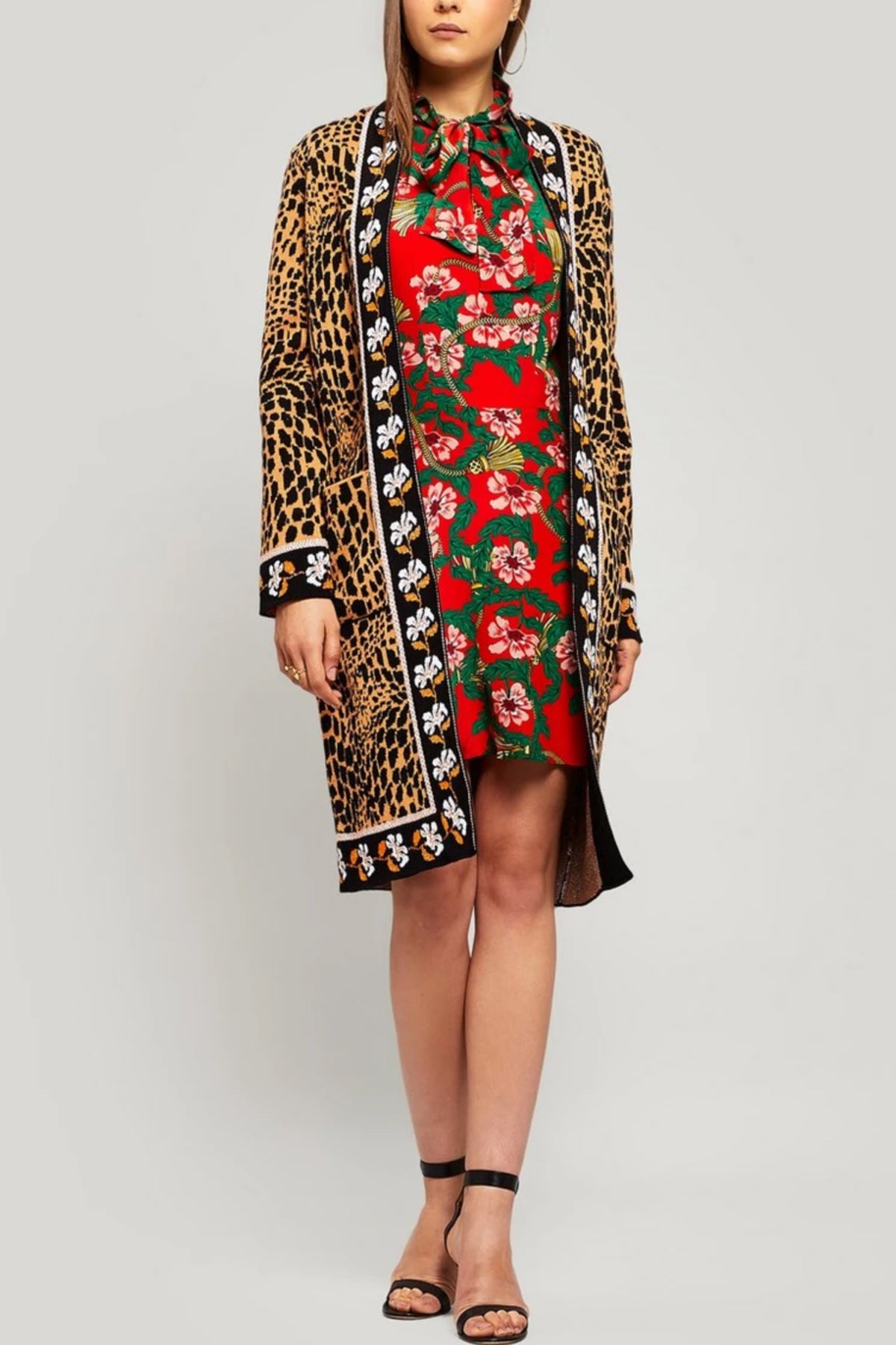 Modelo con cárdigan Leocroc midi en estampado leopardo y ribete floral, combinando elegancia y estilo casual