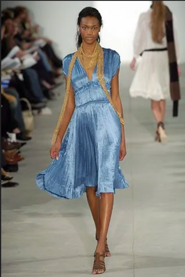 Bufanda Derek Lam con cristales Swarovski puesta por modelo, mostrando estilo elegante y brillo sutil ideal para looks sofisticados