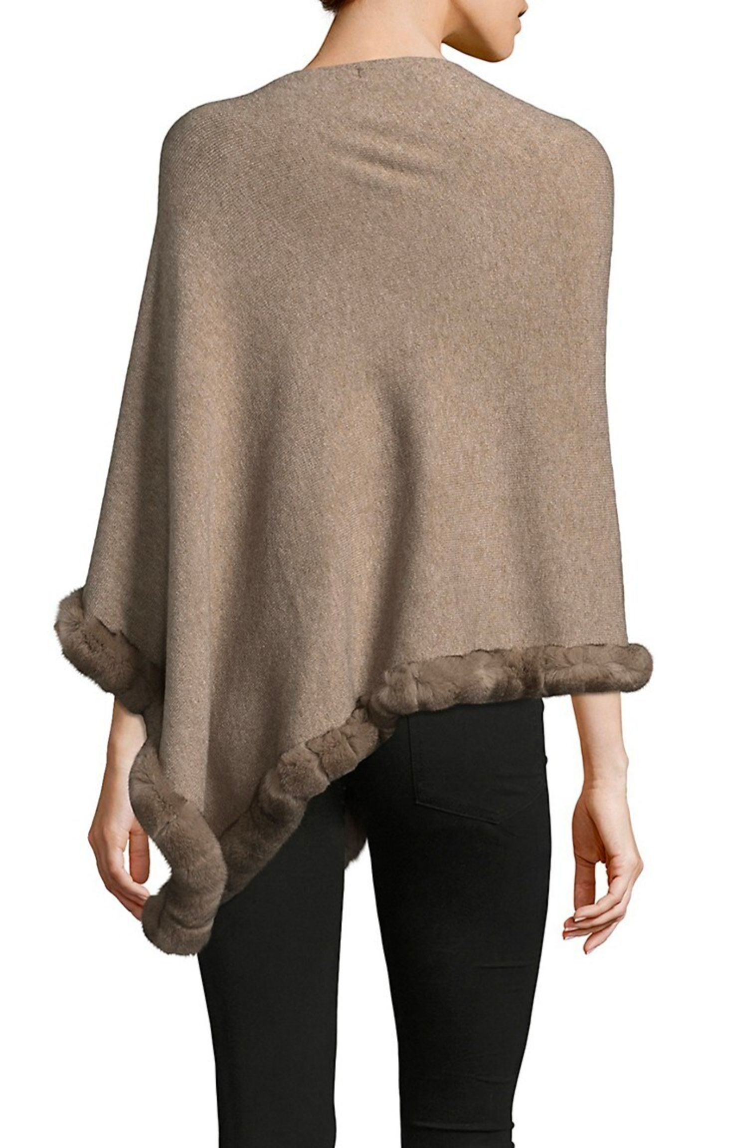 Parte trasera del poncho oatmeal de La Fiorentina con diseño envolvente y ribete de piel que realza su caída