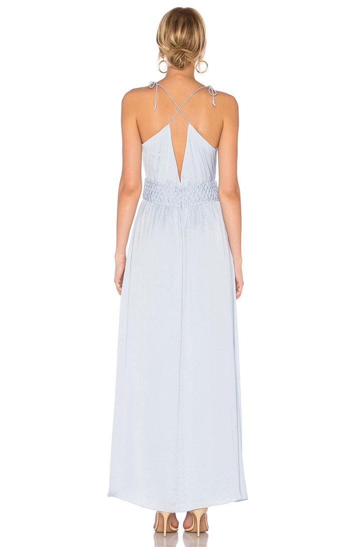 Vista trasera del vestido largo Blaire baby blue en modelo, destacando tirantes cruzados, cremallera oculta y caída fluida