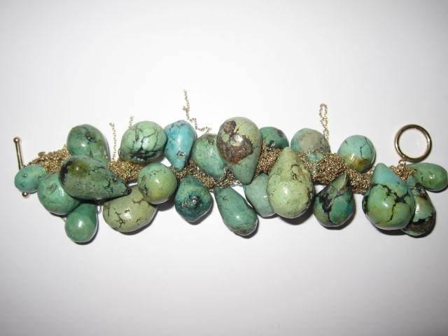 Detalle de pulsera Gabriela De La Vega con acabado brillante y diseño exclusivo para complementar estilismos sofisticados y actuales