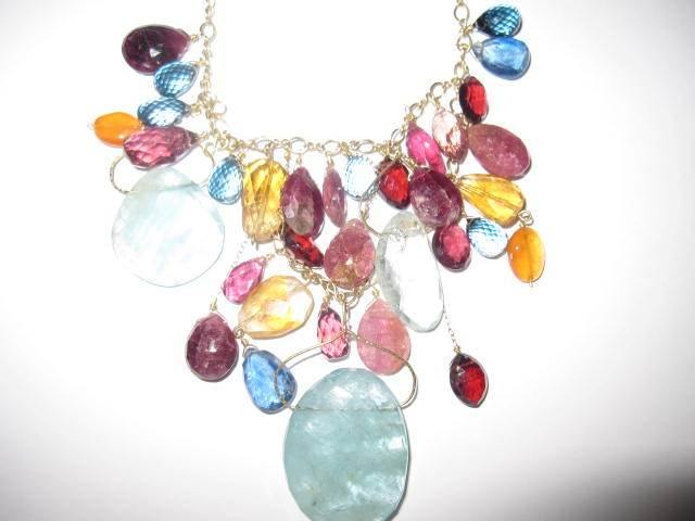Collar Gabriela De La Vega con diseño delicado y elegante, ideal para aportar un toque sofisticado y moderno a cualquier outfit