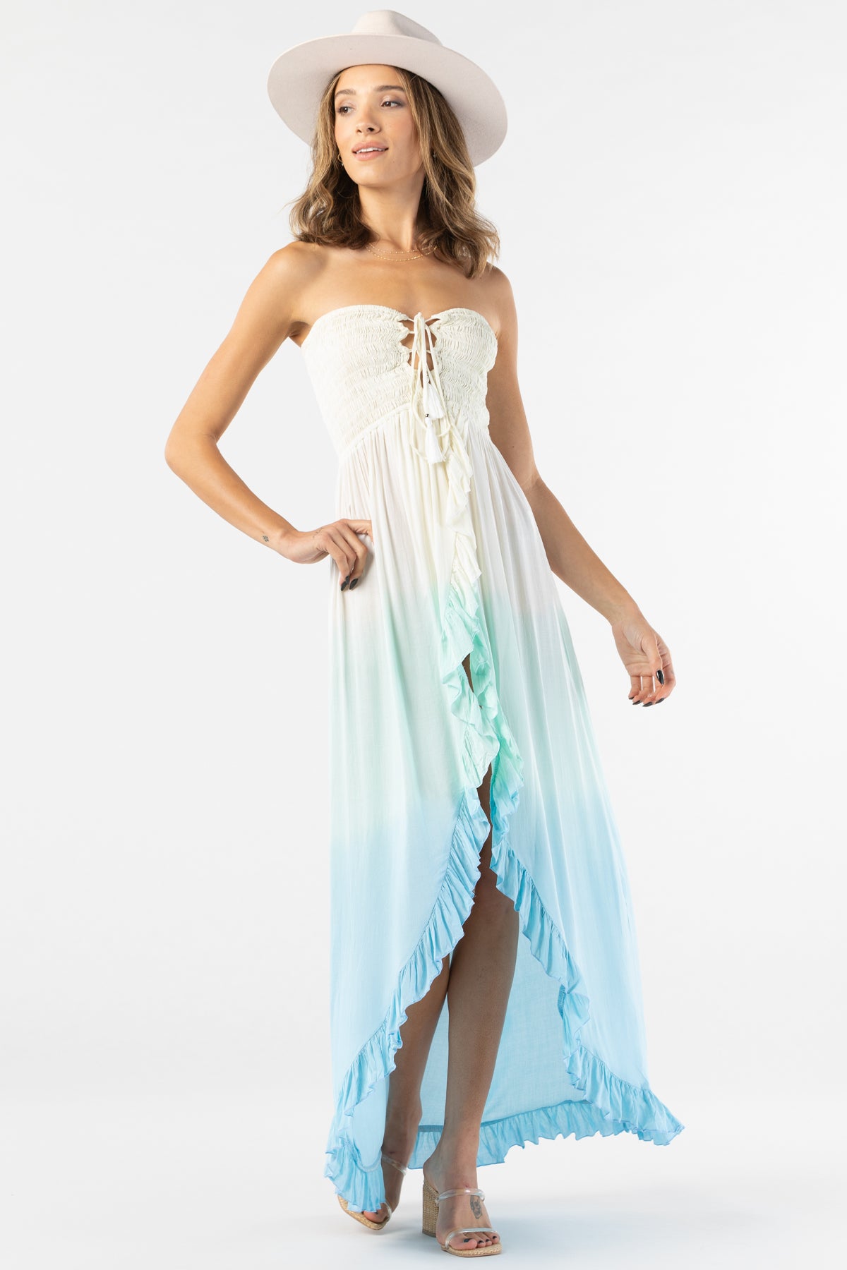 Modelo con Flynn maxi crema‑teal‑blue ombré, escote strapless y silueta cruzada para estilo bohemio elegante