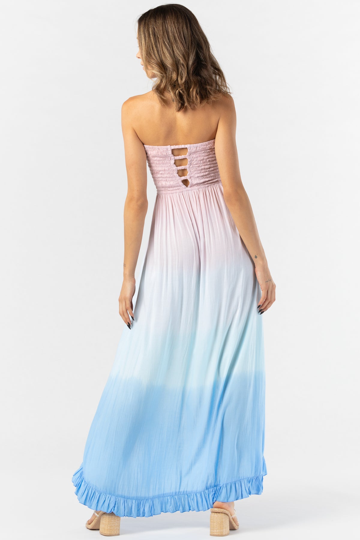 Vista trasera del vestido Flynn maxi en degradado mauve a aqua‑blue, con detalle de cut‑out en espalda y caída elegante