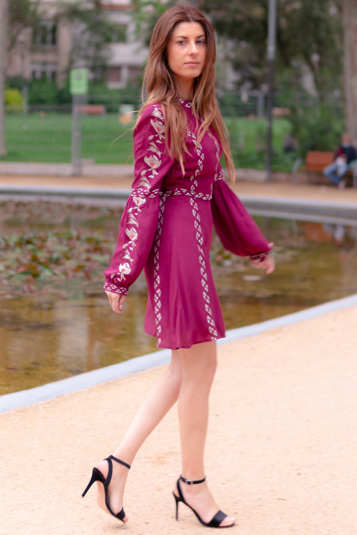 Vista lateral del vestido corto Rahi Cali Posy Sweetheart en modelo posando resaltando la caída fluida